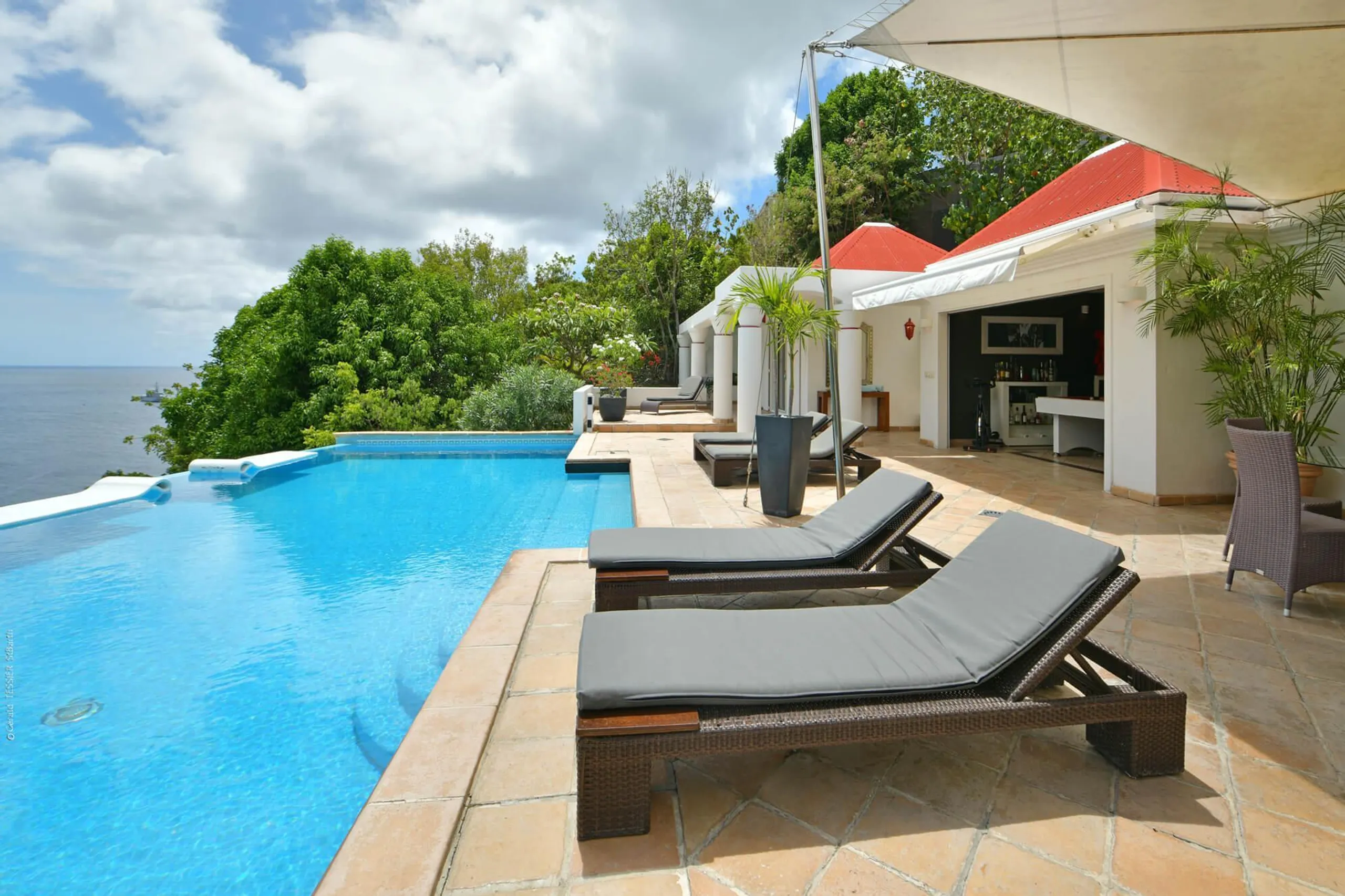 Contemporary Colonial Style Villa with Infinity Pool and Ocean Views — photograph 9