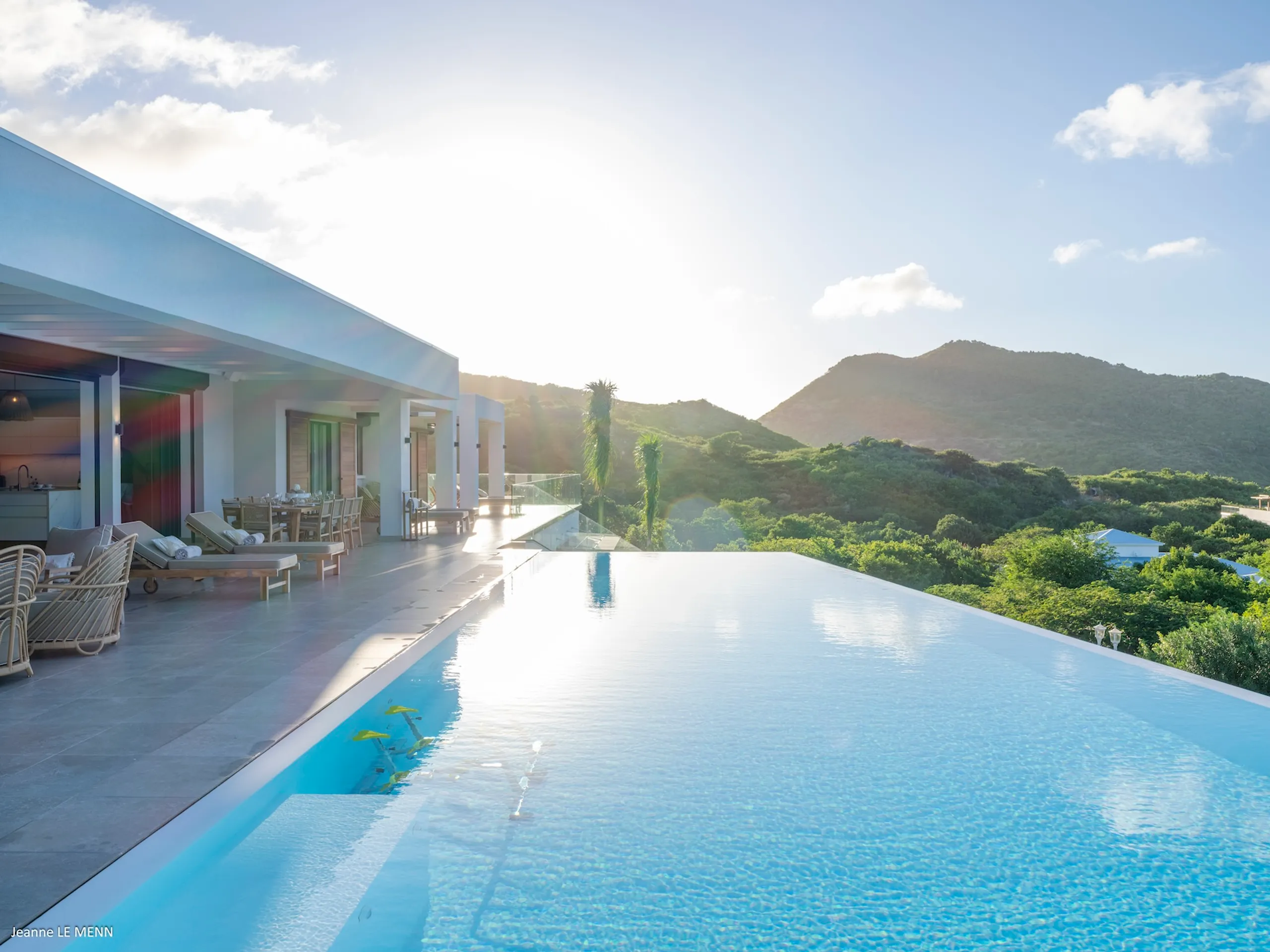 Refreshing 5 Bedroom Villa with Infinity Pool, and Ocean Views — photograph 2
