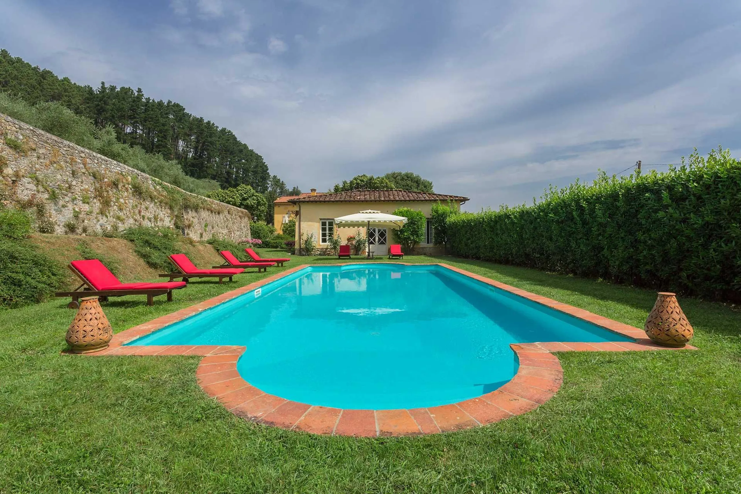 Elegant Hillside Villa With Panoramic Views — photograph 2