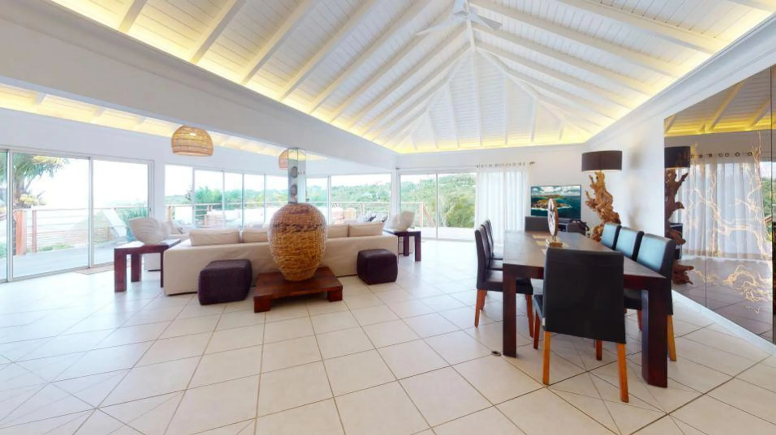 Majestic Private Haven Villa in Pointe Milou with Heated Pool Jacuzzi and Stunning Views of the Hill and Ocean — photograph 12