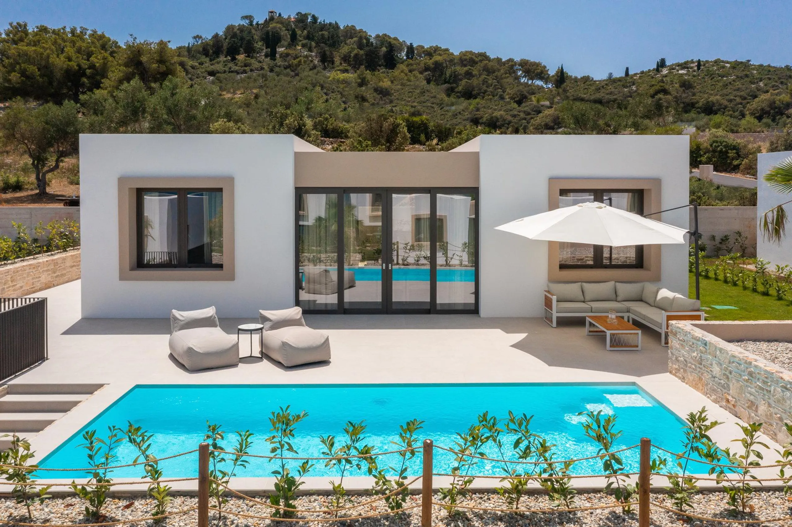 Plush Villa with Pool and Captivating Sea Views — photograph 6