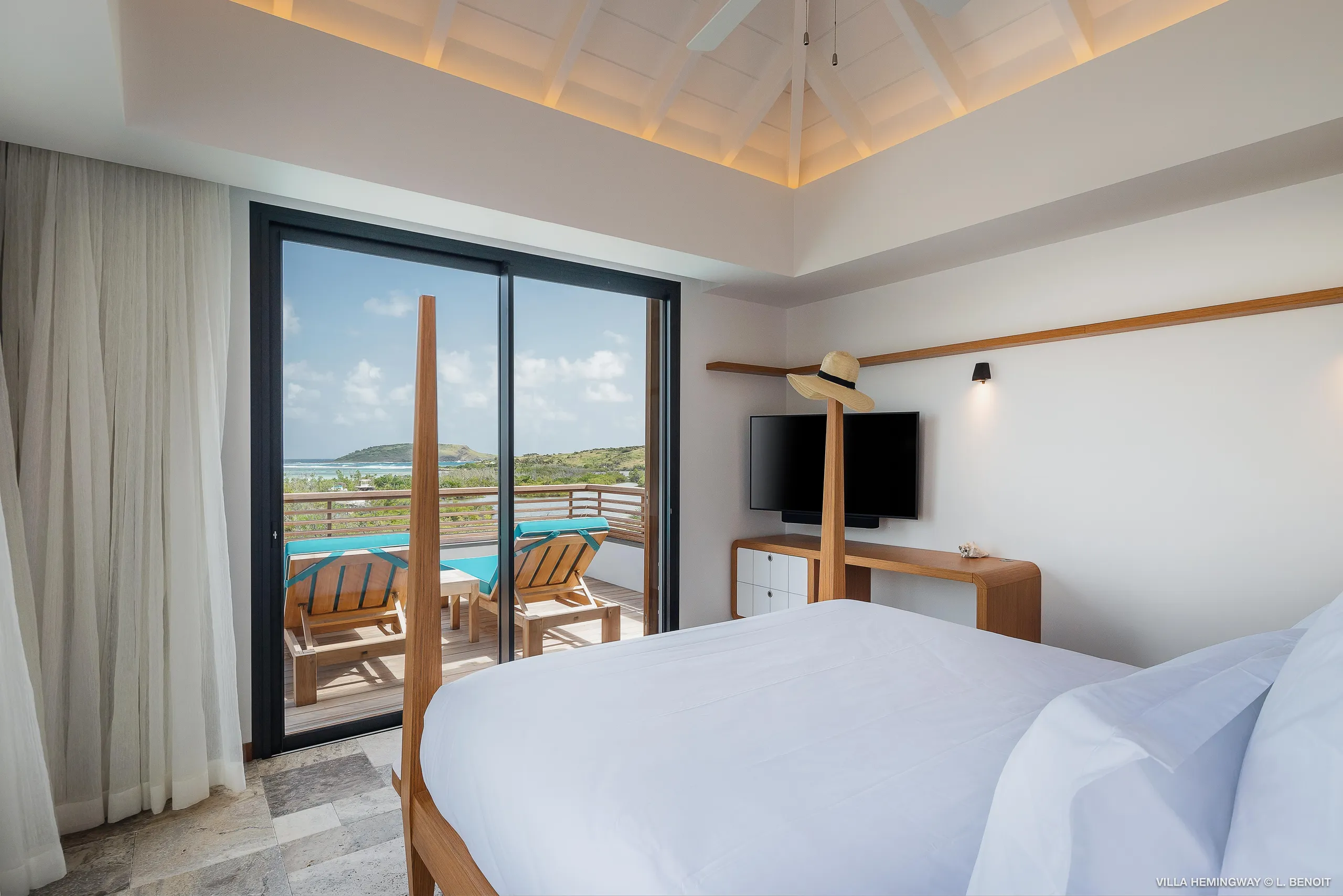 Stunning Seaside Villa with Infinity Pool and Walks to Beach — photograph 7