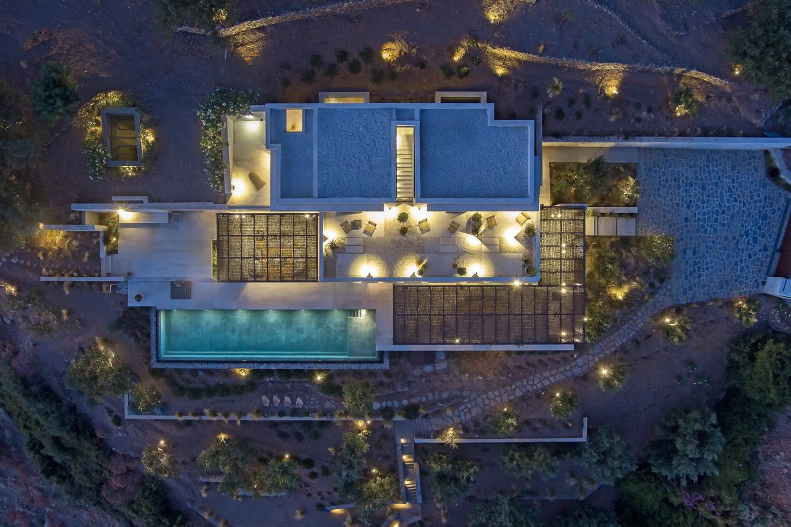 Captivating Waterfront Villa with Infinity Pool, Native Garden and Private Beach Access — photograph 3