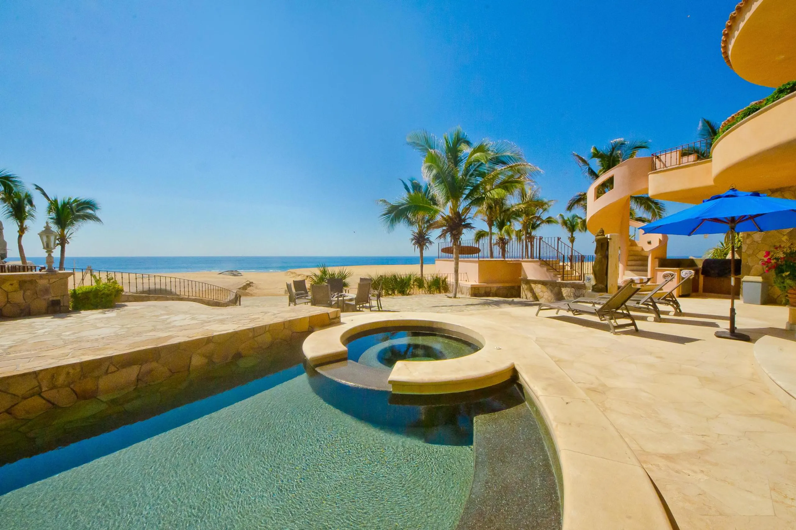 Upscale Prestigious Luxury Beachfront Estate includes Pool and Hot Tub — photograph 4