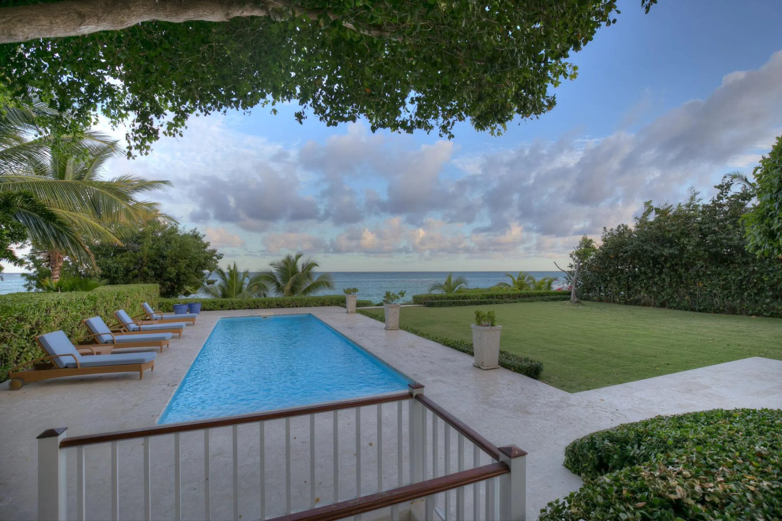 Idyllic Oceanfront Villa with Private Pool and Views — photograph 6