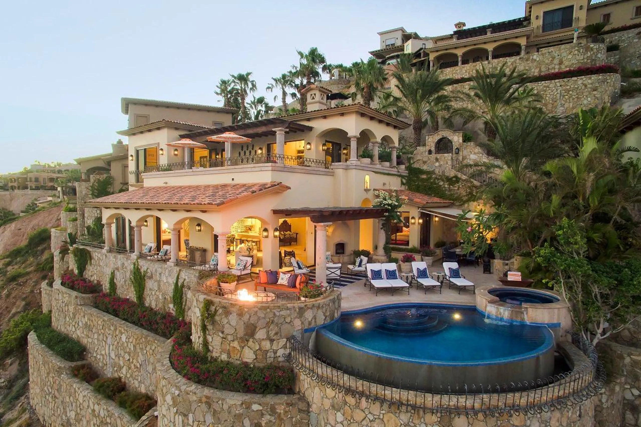 Elegant Palmilla Hacienda with Infinity Pool and Panoramic Views — photograph 4