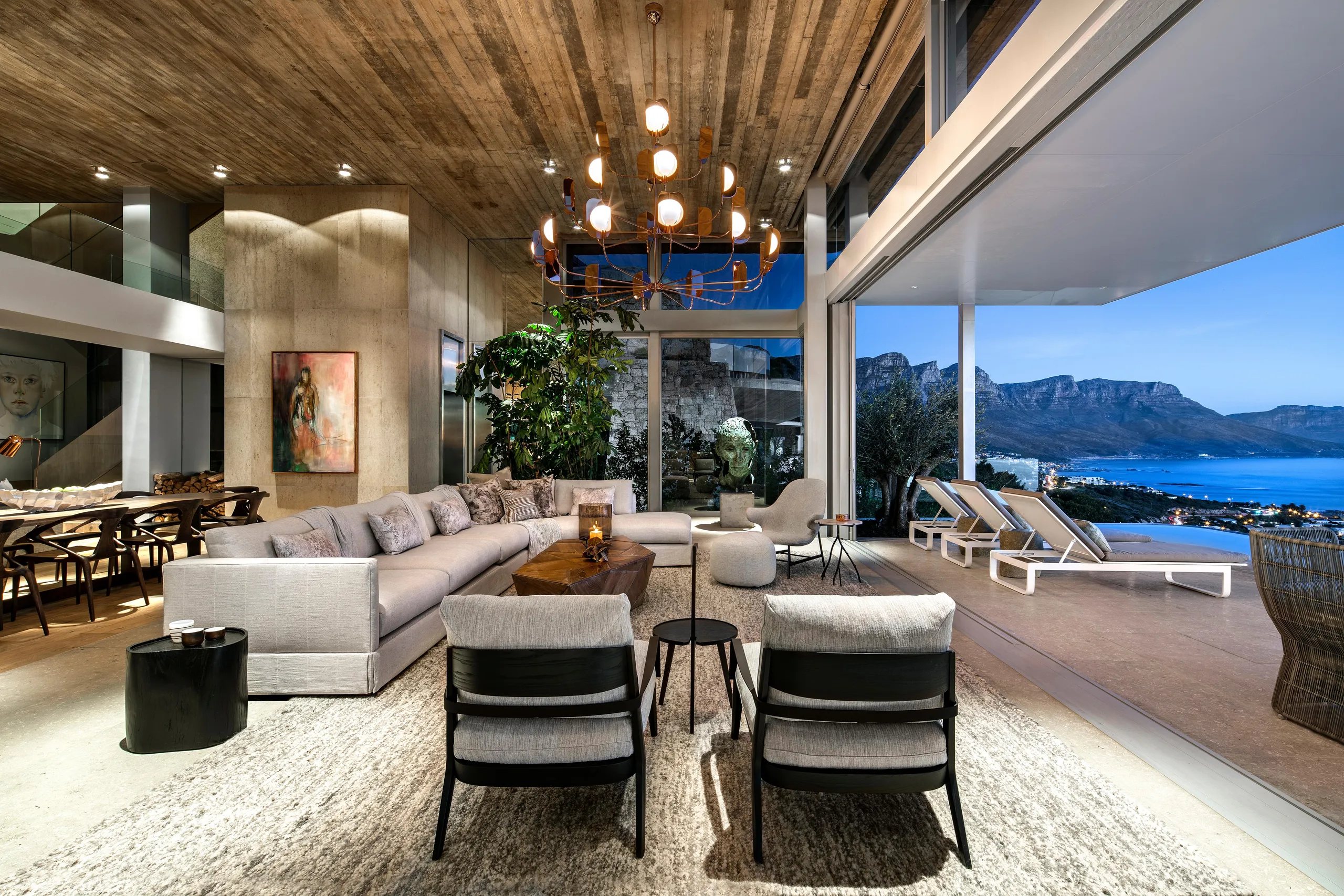 Elevated Luxury Villa in Clifton with Infinity Pool and Ocean Views, Cape Town