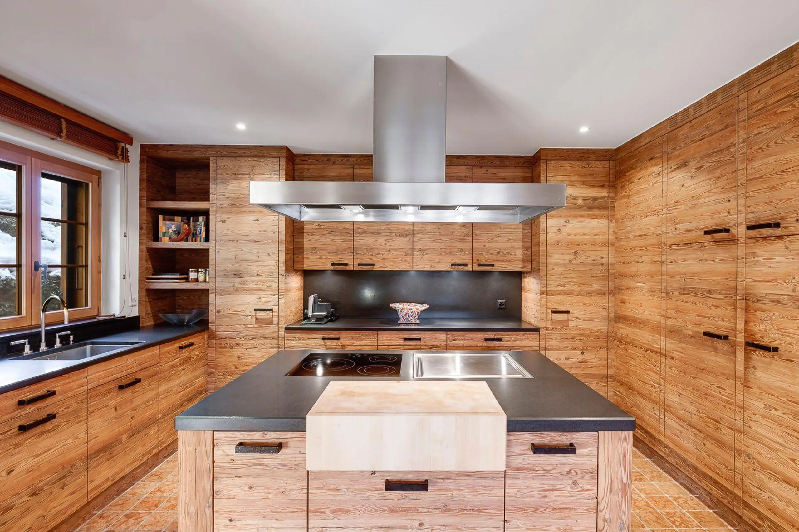 Elegant Alpine Retreat with Panoramic Views — photograph 9