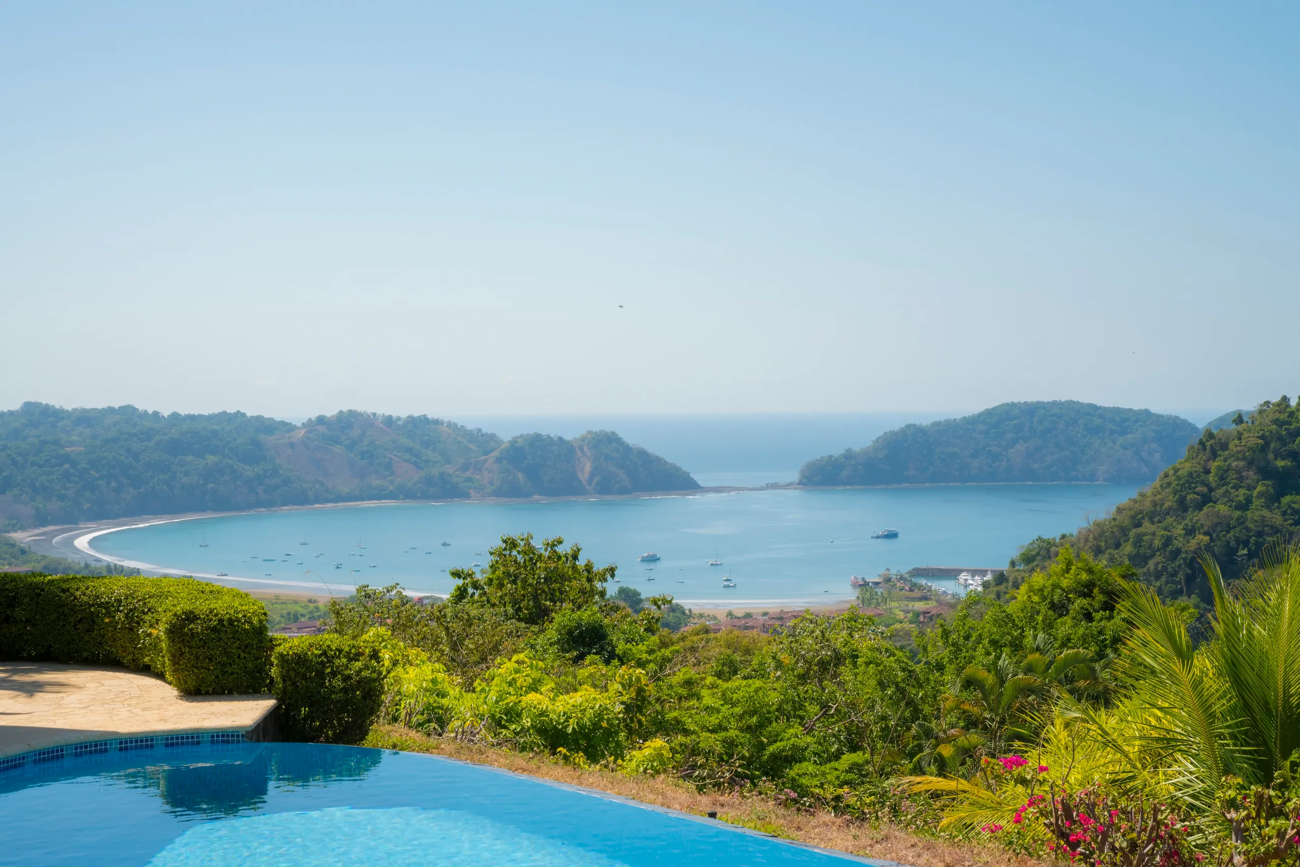Luminous Five Bedroom Villa with Private Pool, and Ocean Views — photograph 7