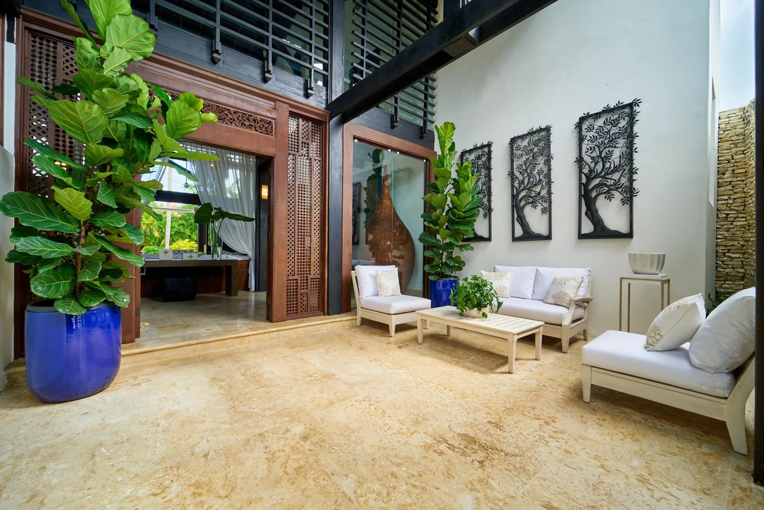 Elegant Boutique Villa with Private Pool, Lush Garden and Charming Gazebo — photograph 6
