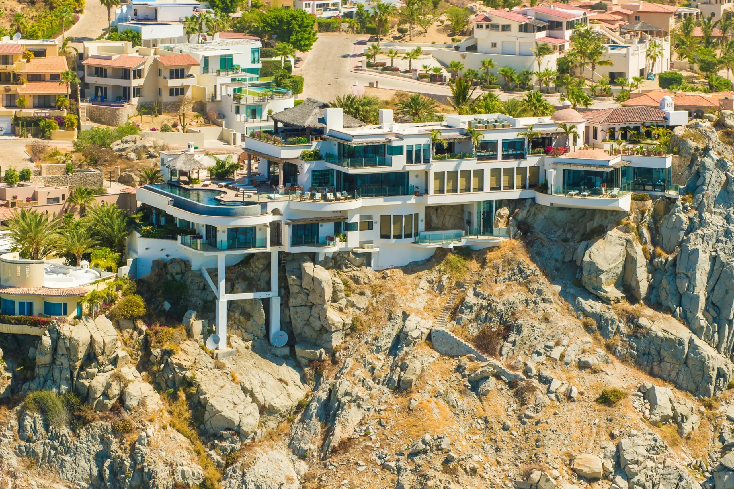 Grandiose Cabo San Lucas Villa with Infinity Pool and Outdoor Fireplace — photograph 4