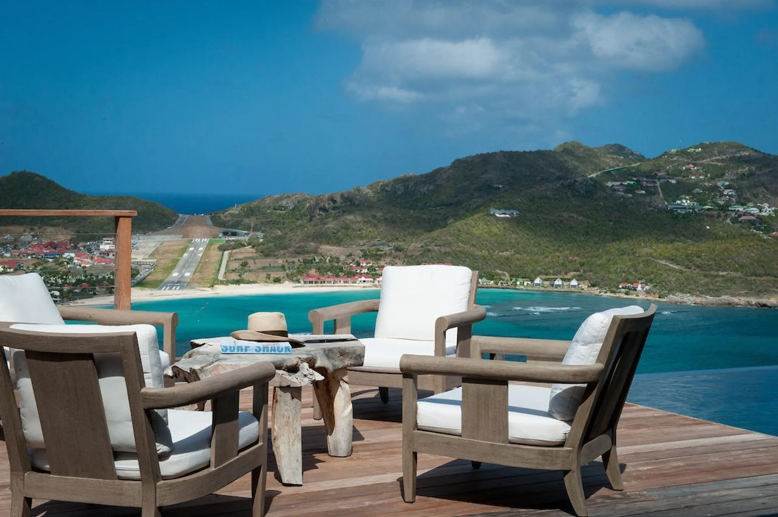 Glorious Paradise Estate with Infinity Pool and Sweeping Ocean Views — photograph 2
