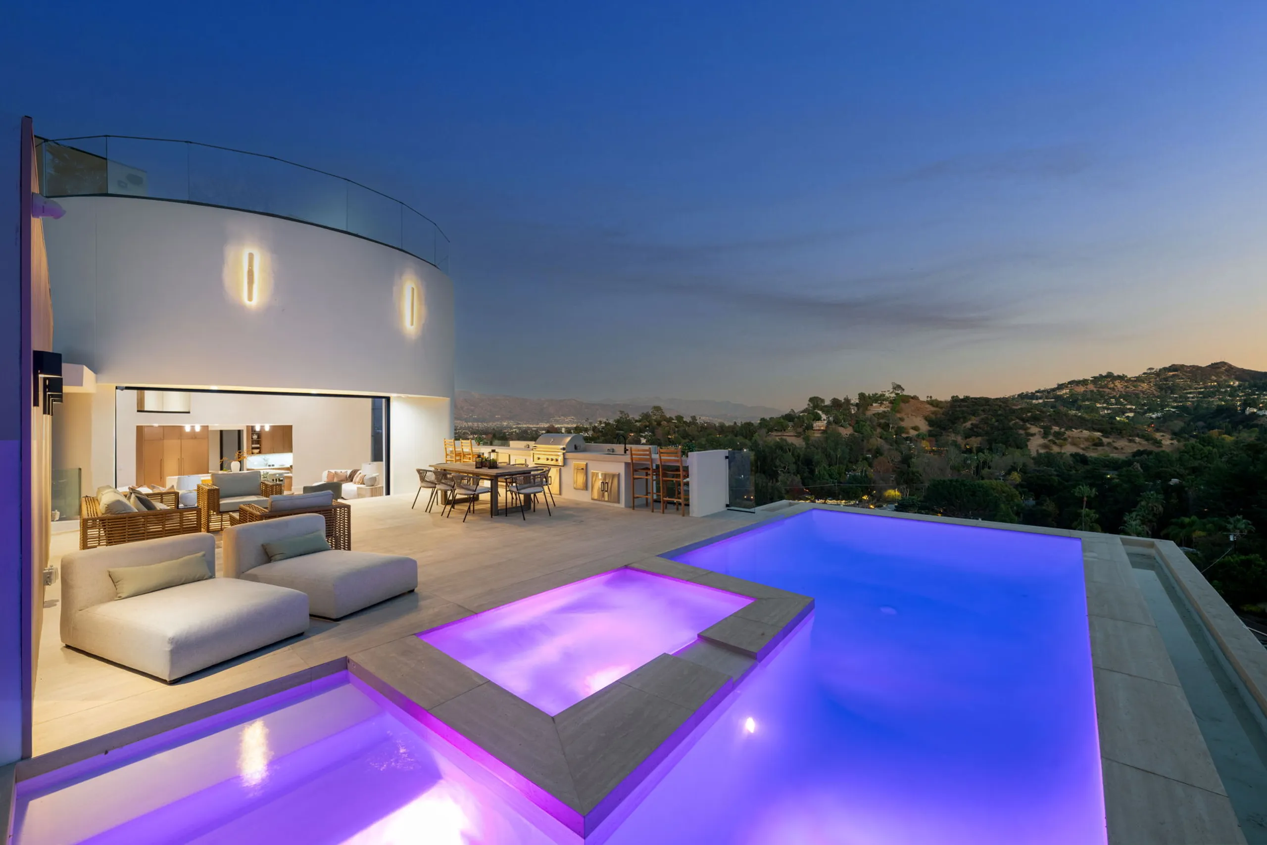 Sophisticated Grand Villa with Infinity Pool, and Sweeping Valley Views, Los Angeles