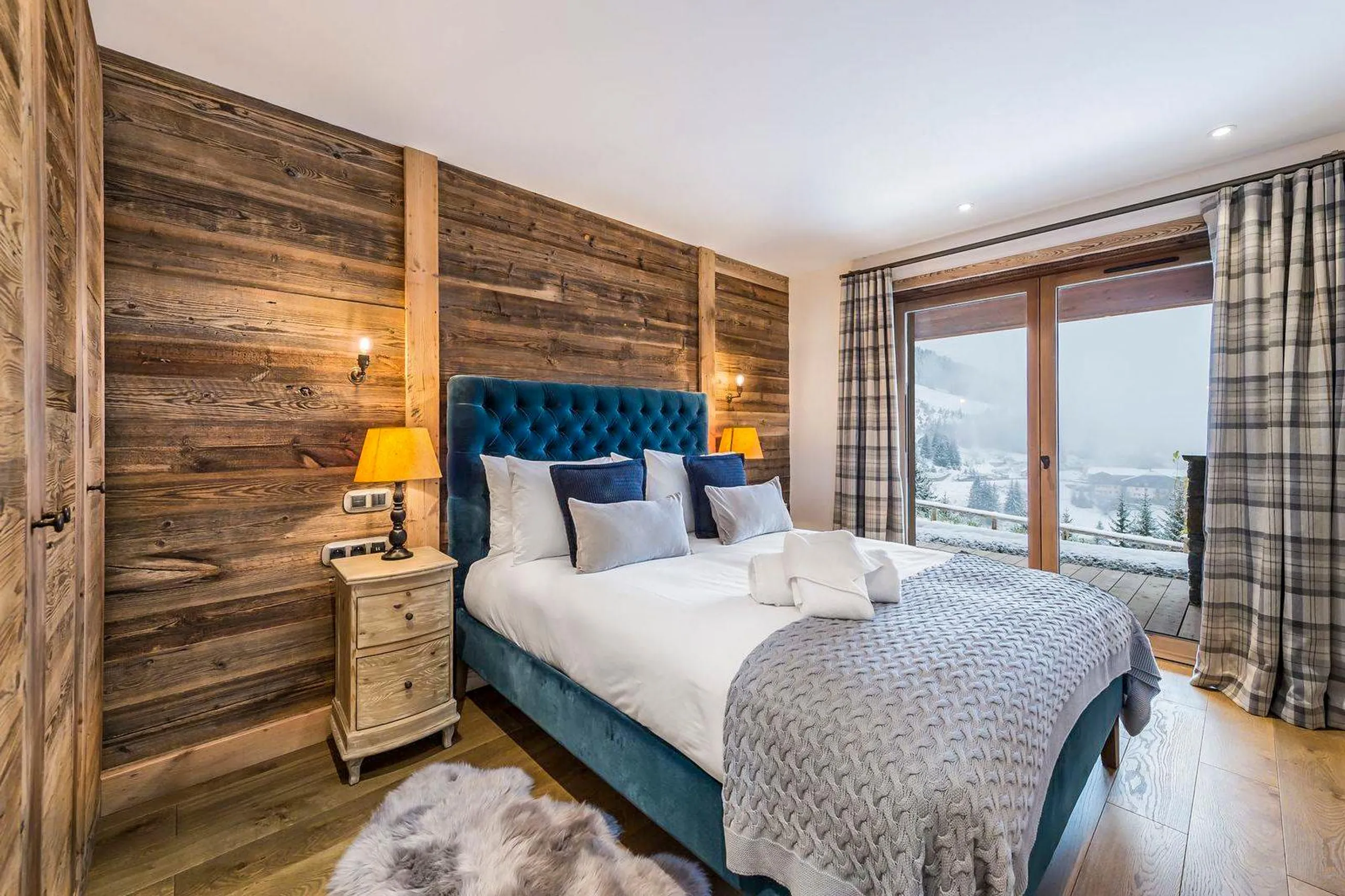 Sophisticated Five-Bedroom Chalet with Sweeping Alpine Views — photograph 12