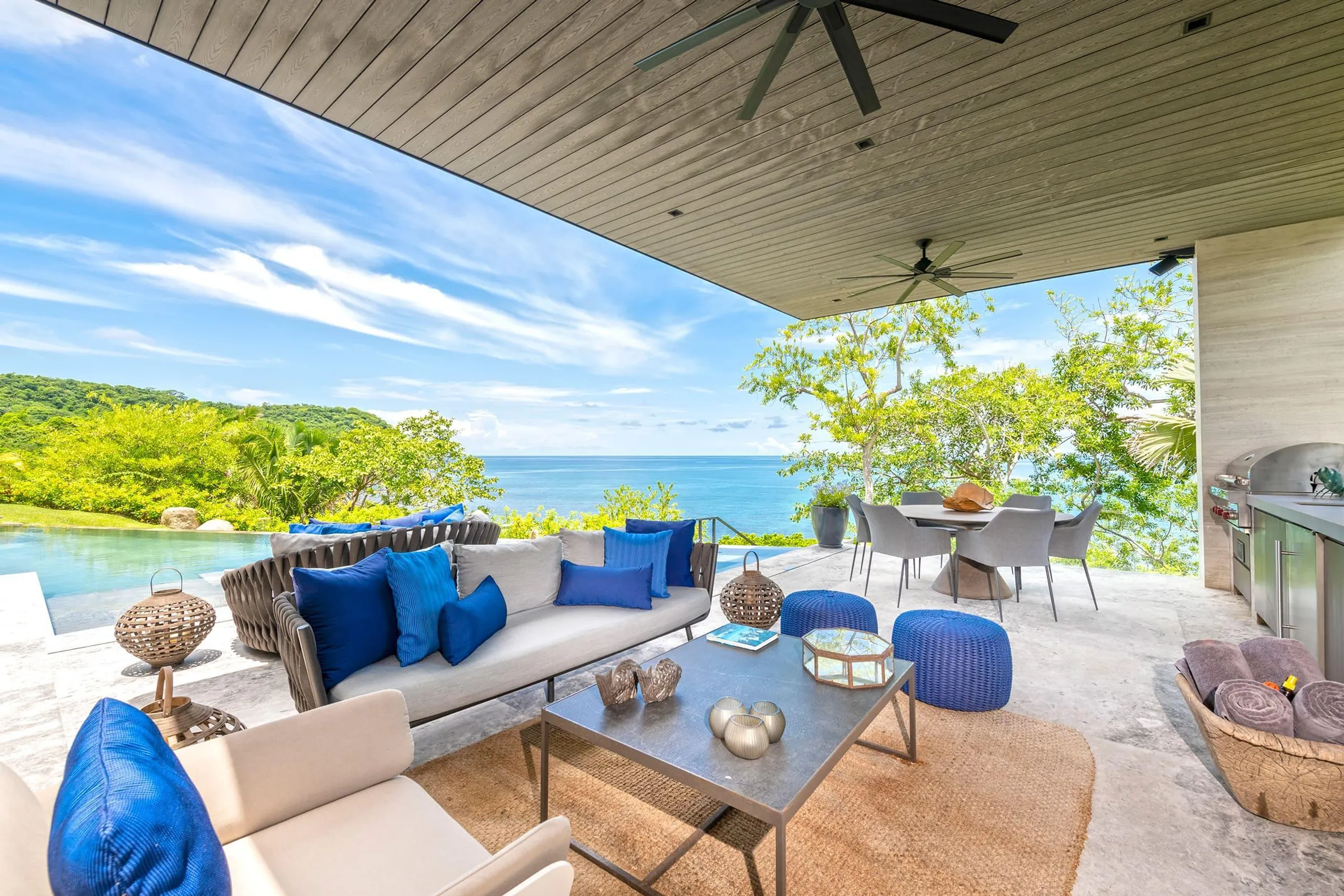 Iyari Exclusive Luxury Villa with Infinity Pool and Stunning Views — photograph 7