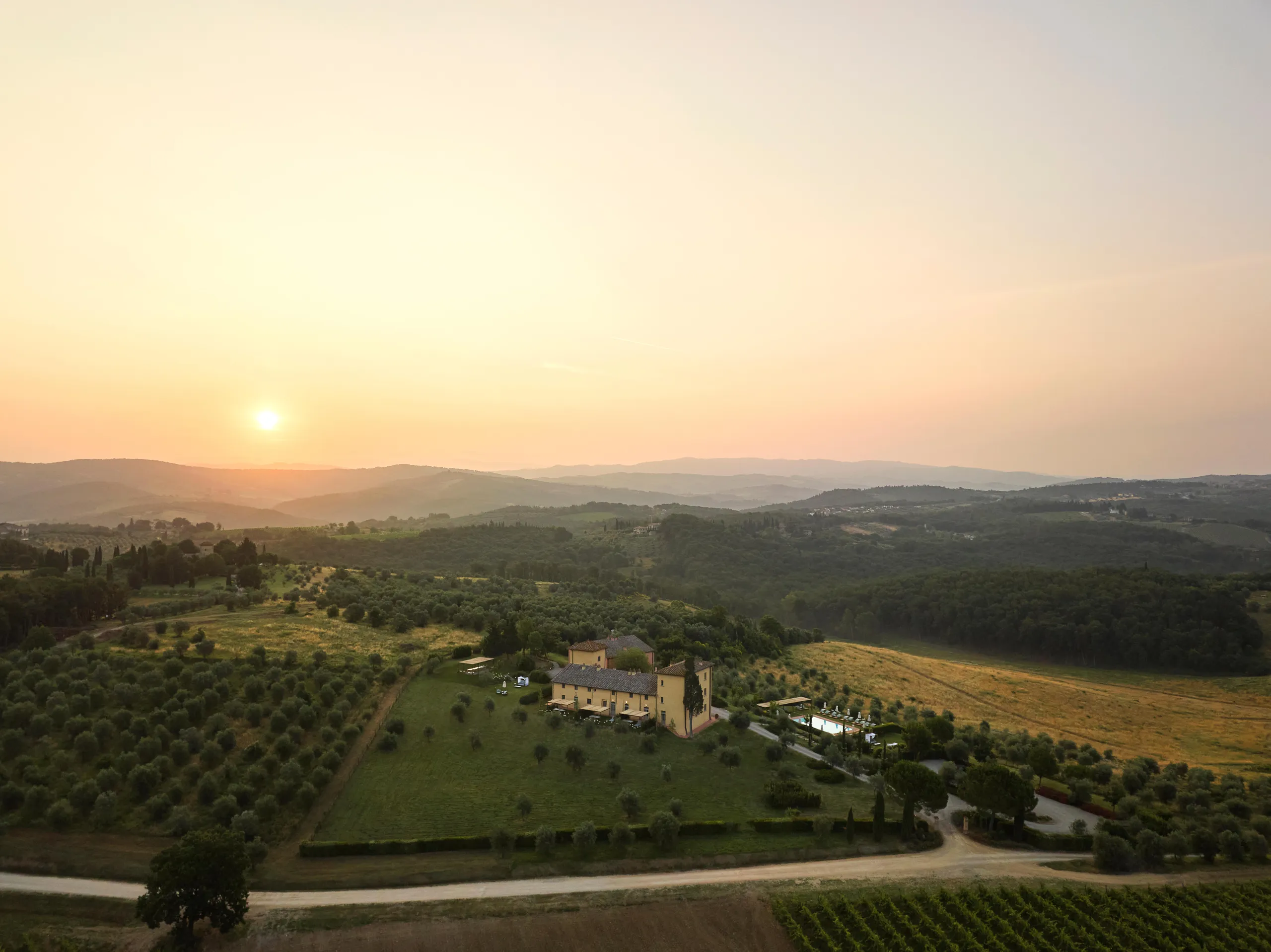 Tuscany Farmhouse Estate with Crystalline Pool and Gorgeous Views — photograph 6