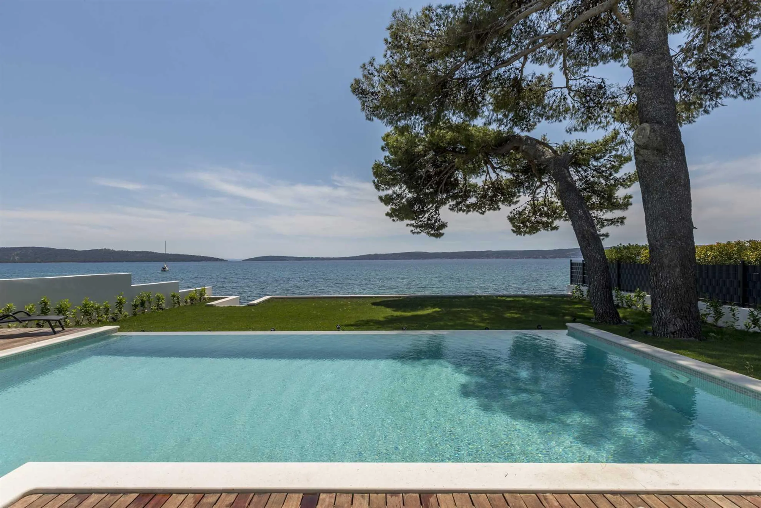 Gracefully Decorated 4-Bedroom Villa with Pool and Private Beach Access in Kastela — photograph 9