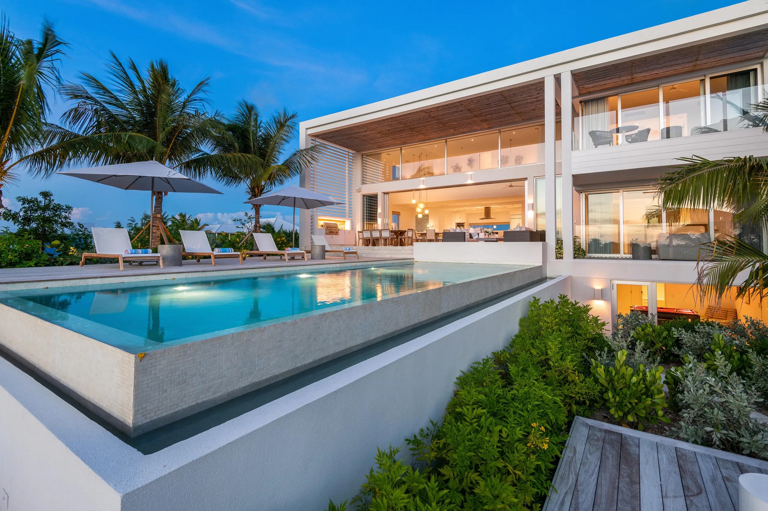 Elegant Luxe Estate in Turks & Caicos with Breathtaking Views of Grace Bay Beach — photograph 2