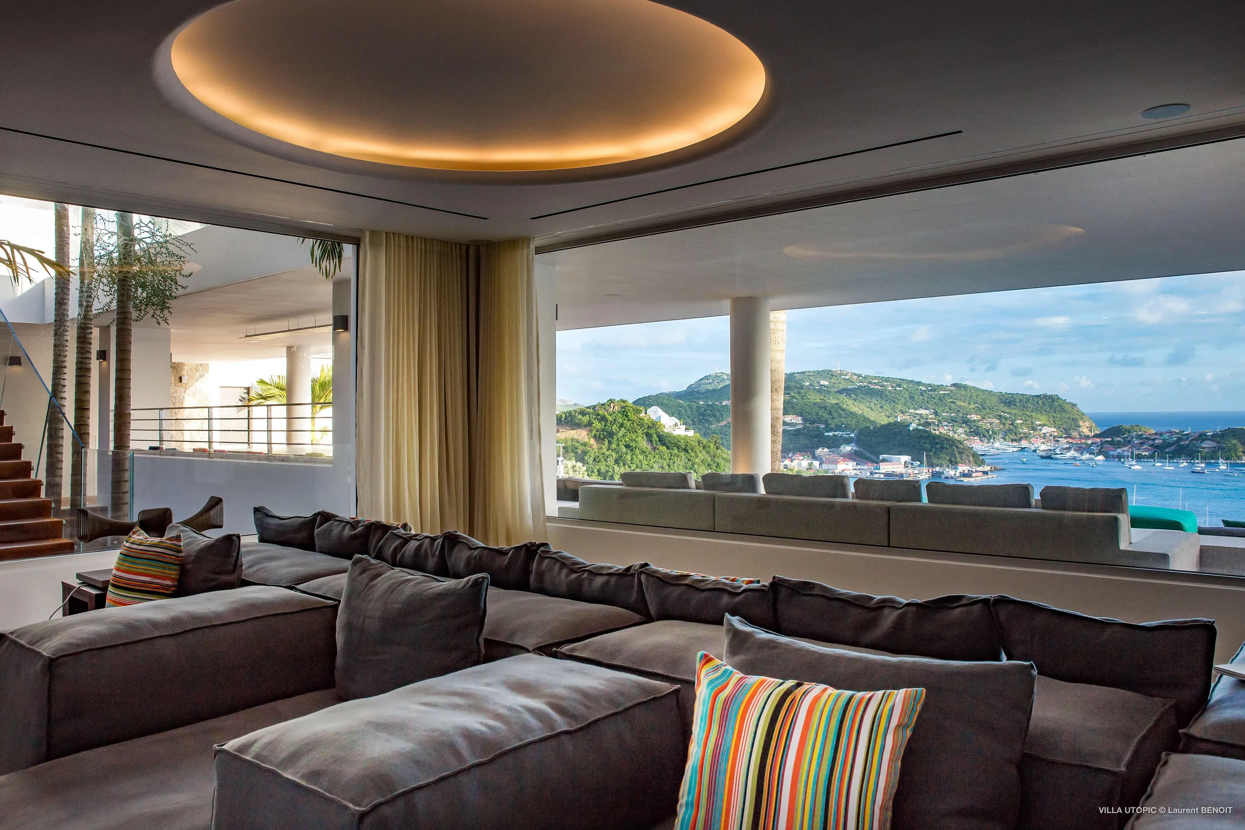 Elegant Luxe Estate with Infinity Pool and Captivating Views in Corossol — photograph 11