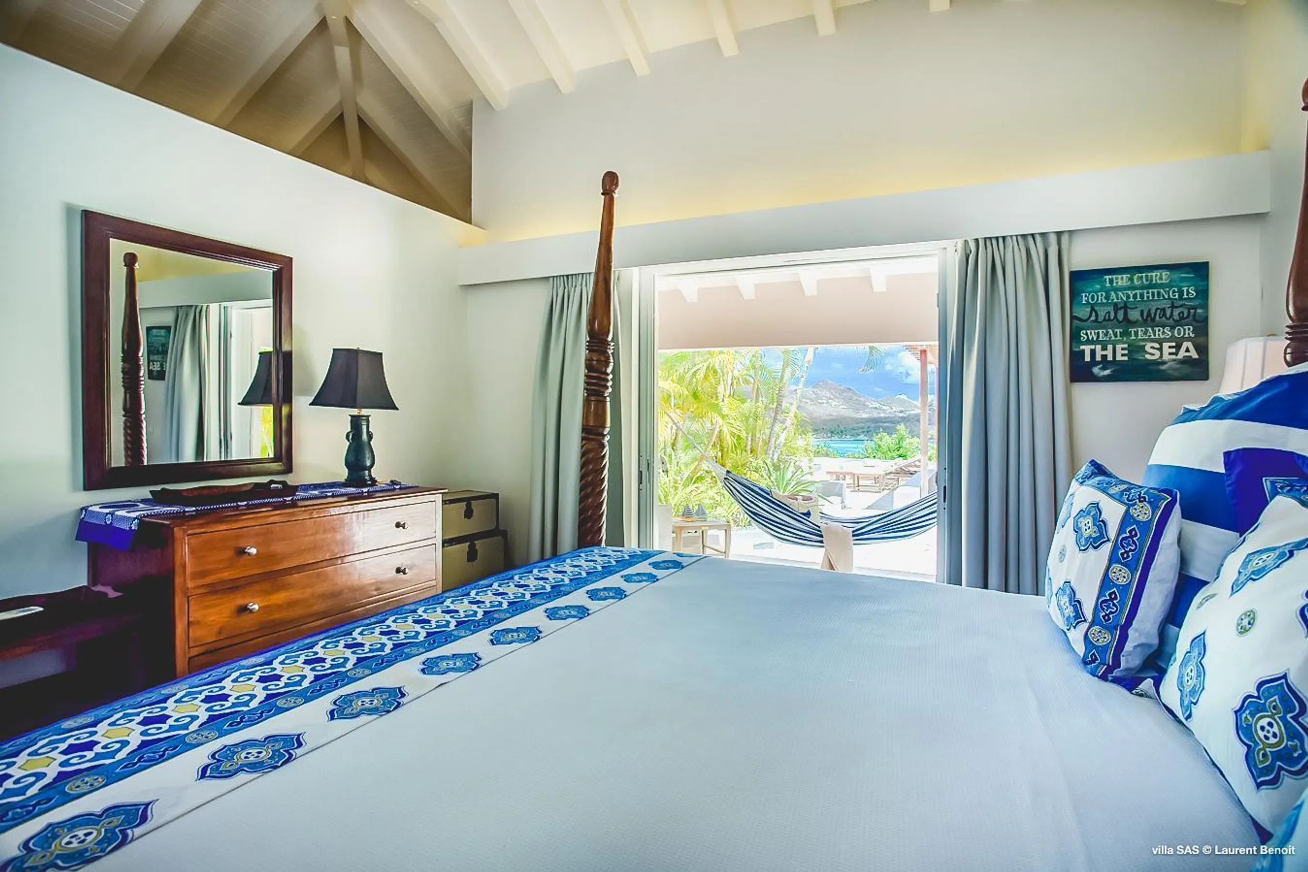 Breathtaking Seaside Villa with Private Pool and Covered Patio — photograph 10