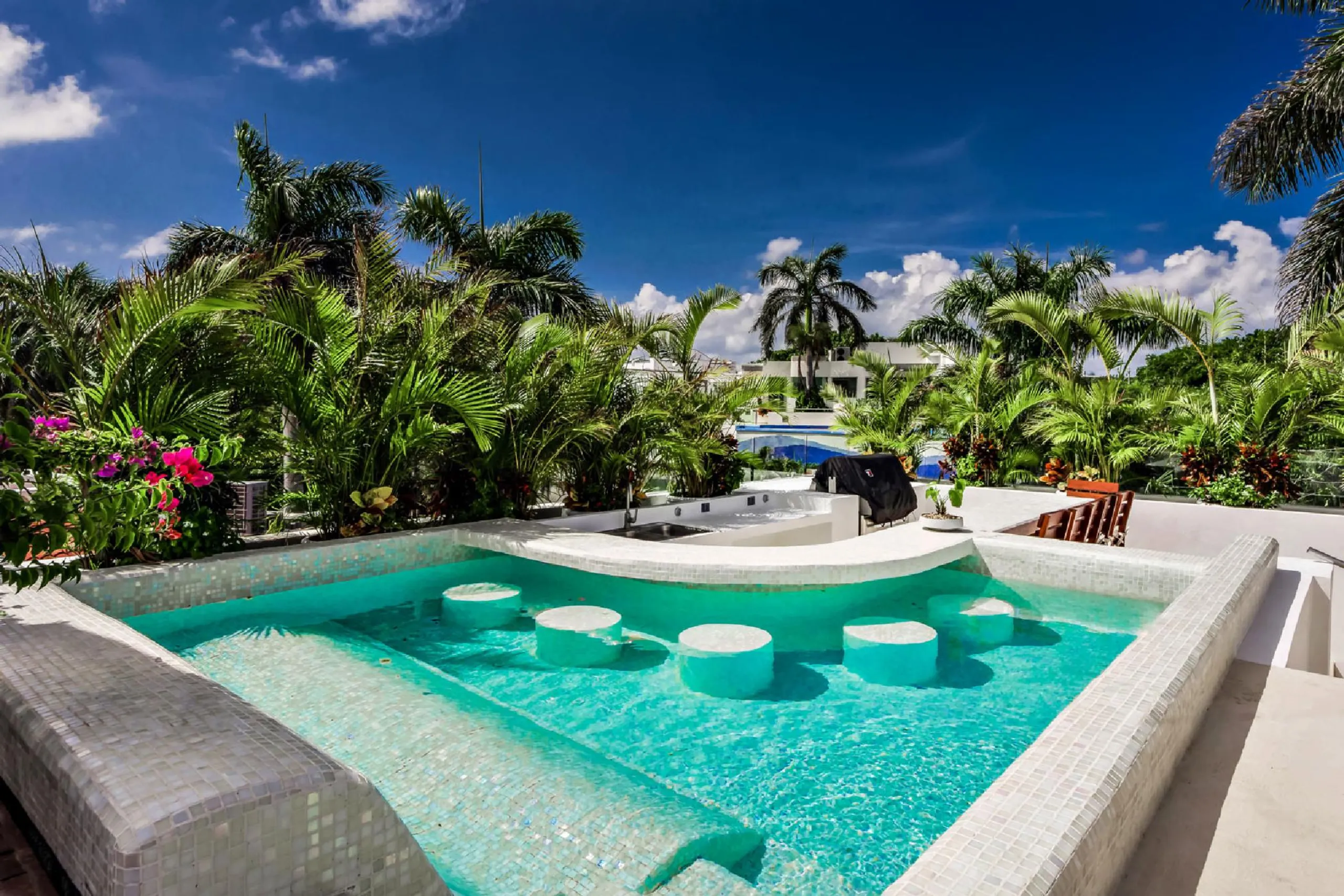 Beautiful Playa del Carmen Luxury Villa with Dual Pools and Ocean Views — photograph 4