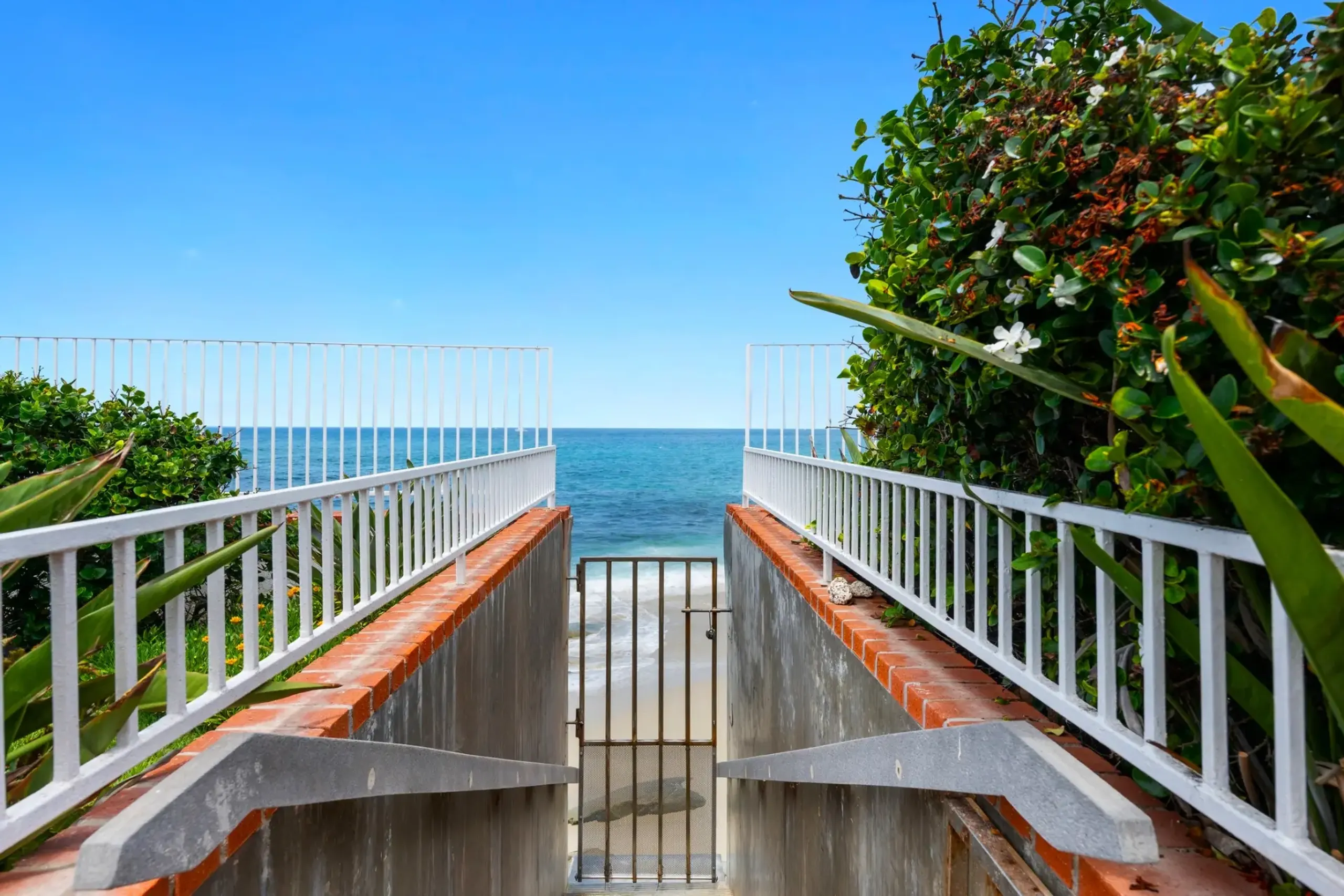 Refreshing 5 Bedroom Villa with Private Pool and Beach Views — photograph 7