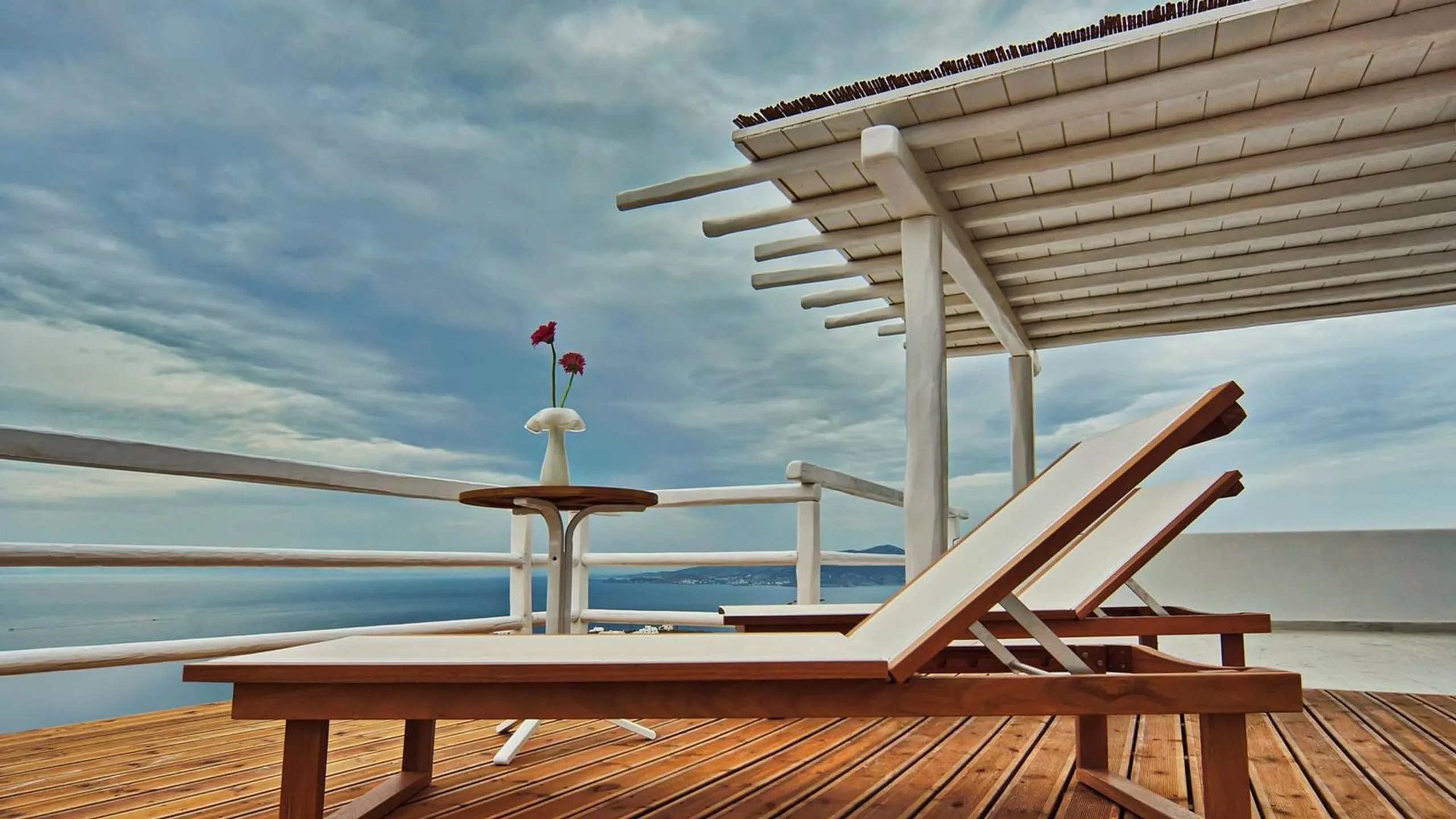 Luxurious Haven with Panoramic Views and Infinity Pool — photograph 4