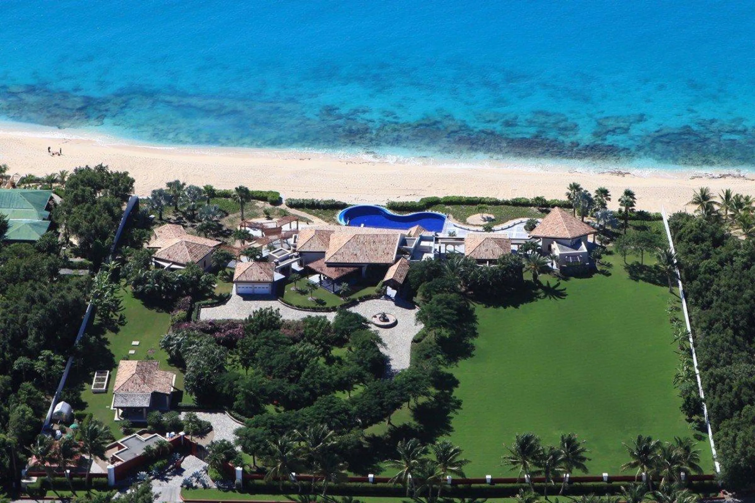 Baie Longue Beach Luxury Villa with Infinity Pool and Incredible Ocean Views — photograph 3