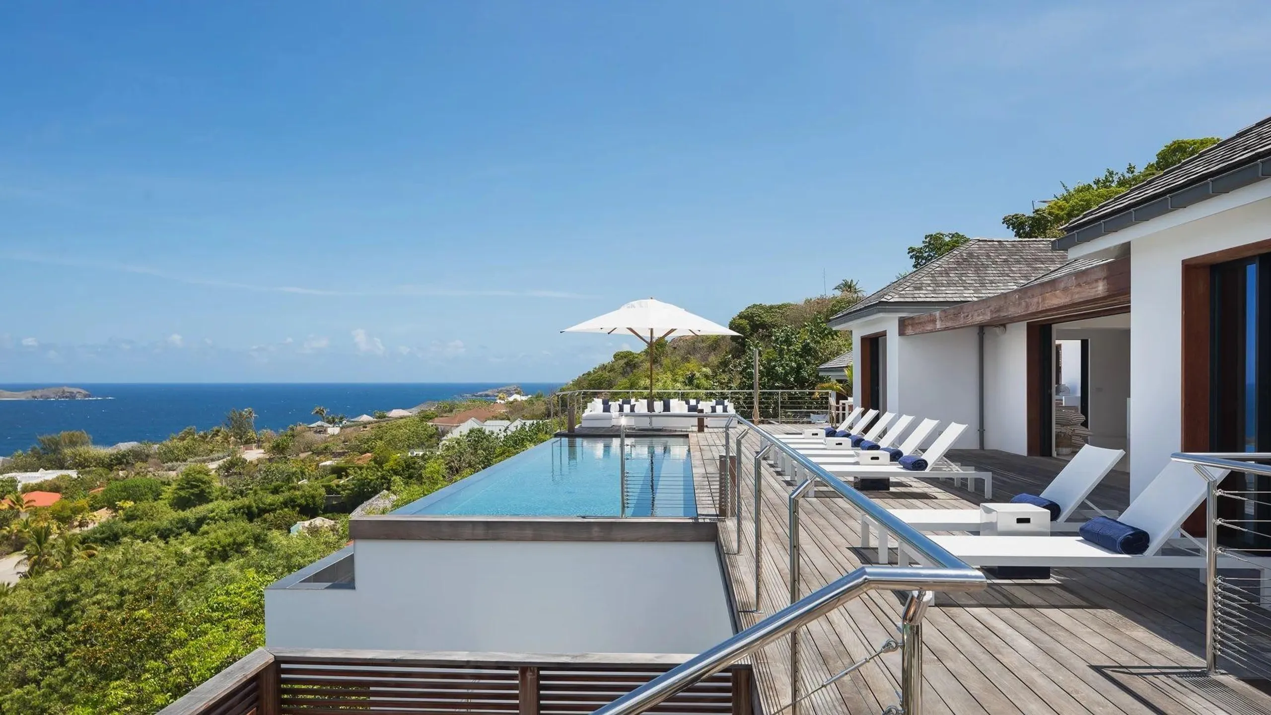 Sensational Seaside Villa with Infinity Pool — photograph 3