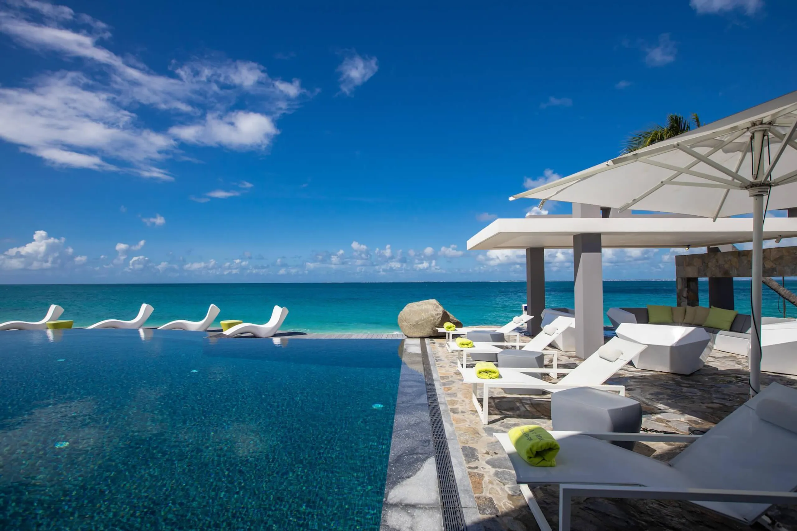 Exclusive Modern Contemporary Beachfront Estate with Infinity Pool — photograph 11
