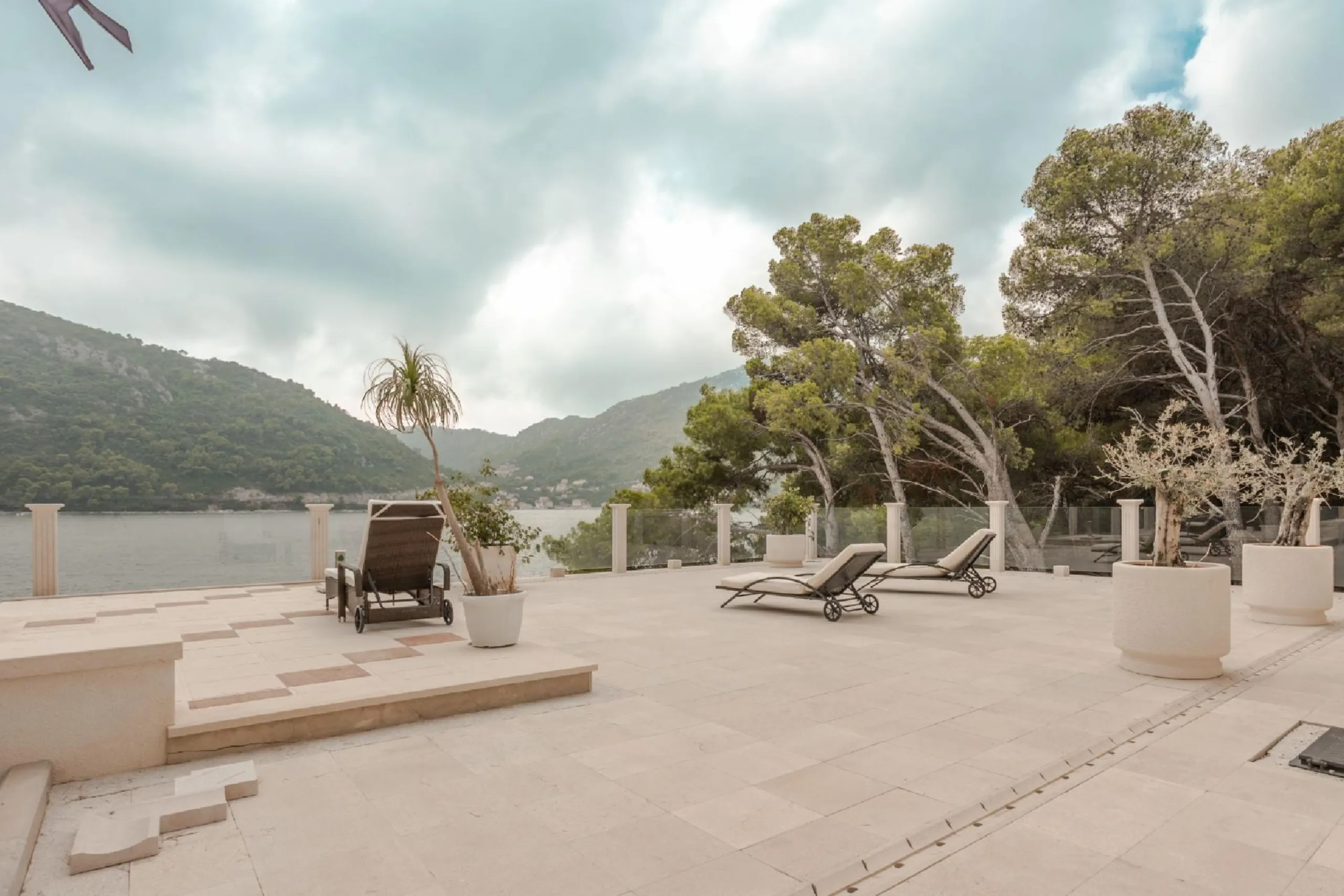 Enchanted Ancient-Inspired Villa with Breathtaking Pool and Seaside Views — photograph 10