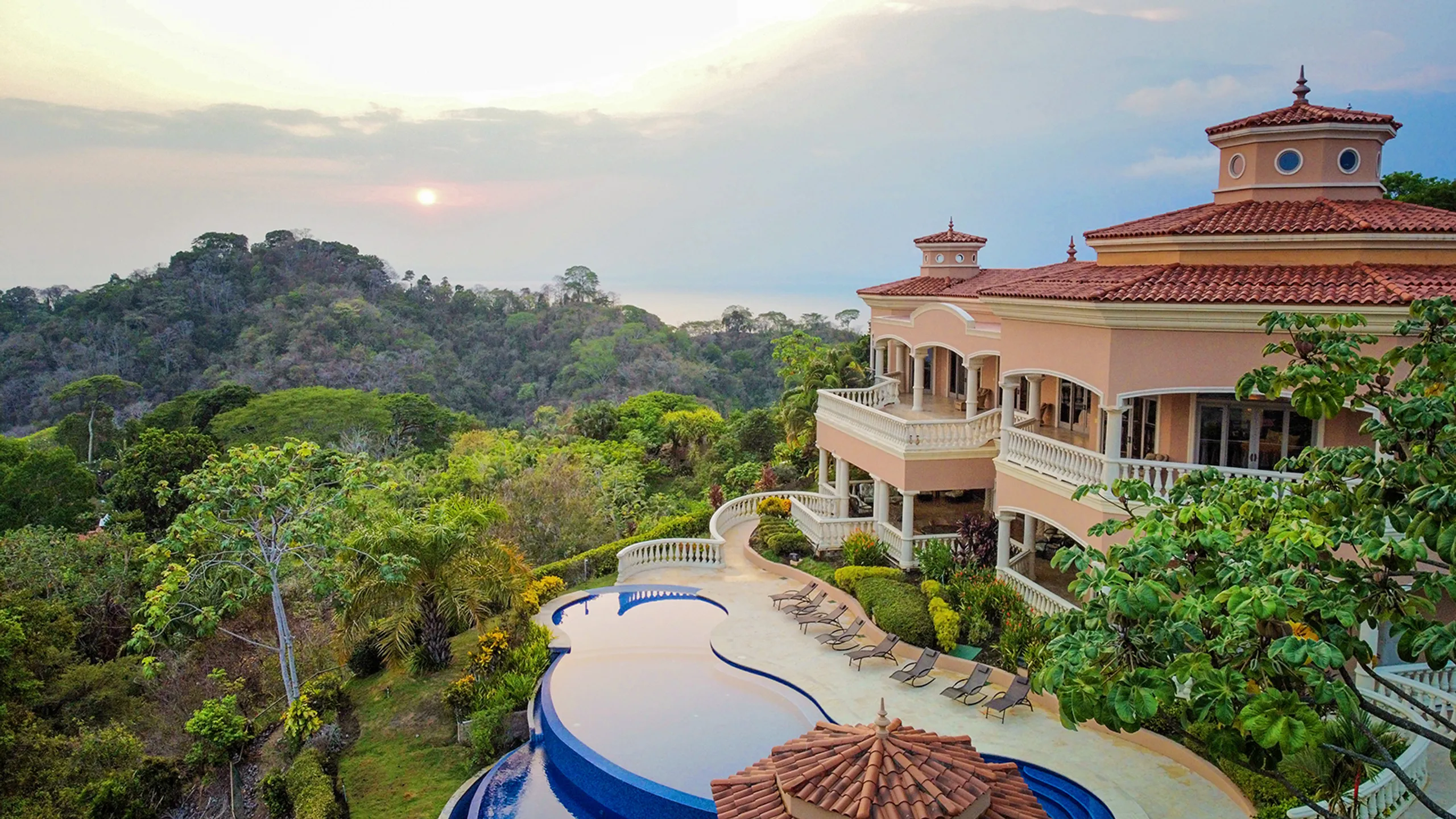 Lavish Villa with Infinity Pool, Hand-Painted Ceilings, and Beach Club Access — photograph 3