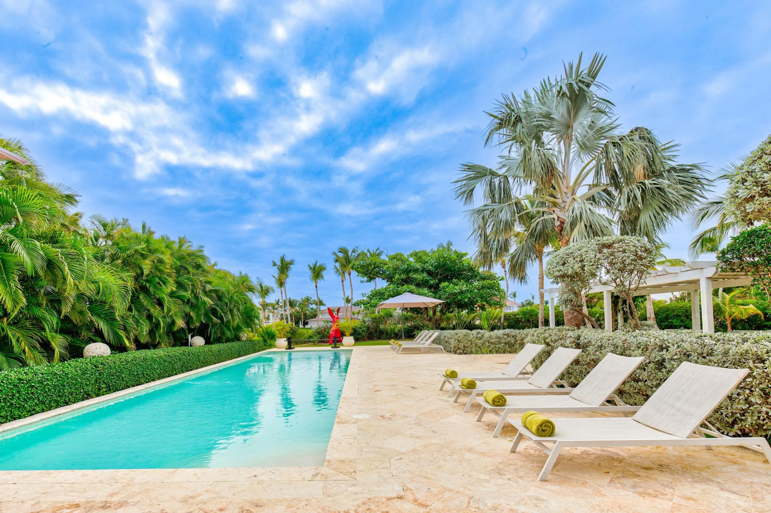 Nature-Surrounded Villa with Private Pool and Immense Garden — photograph 2