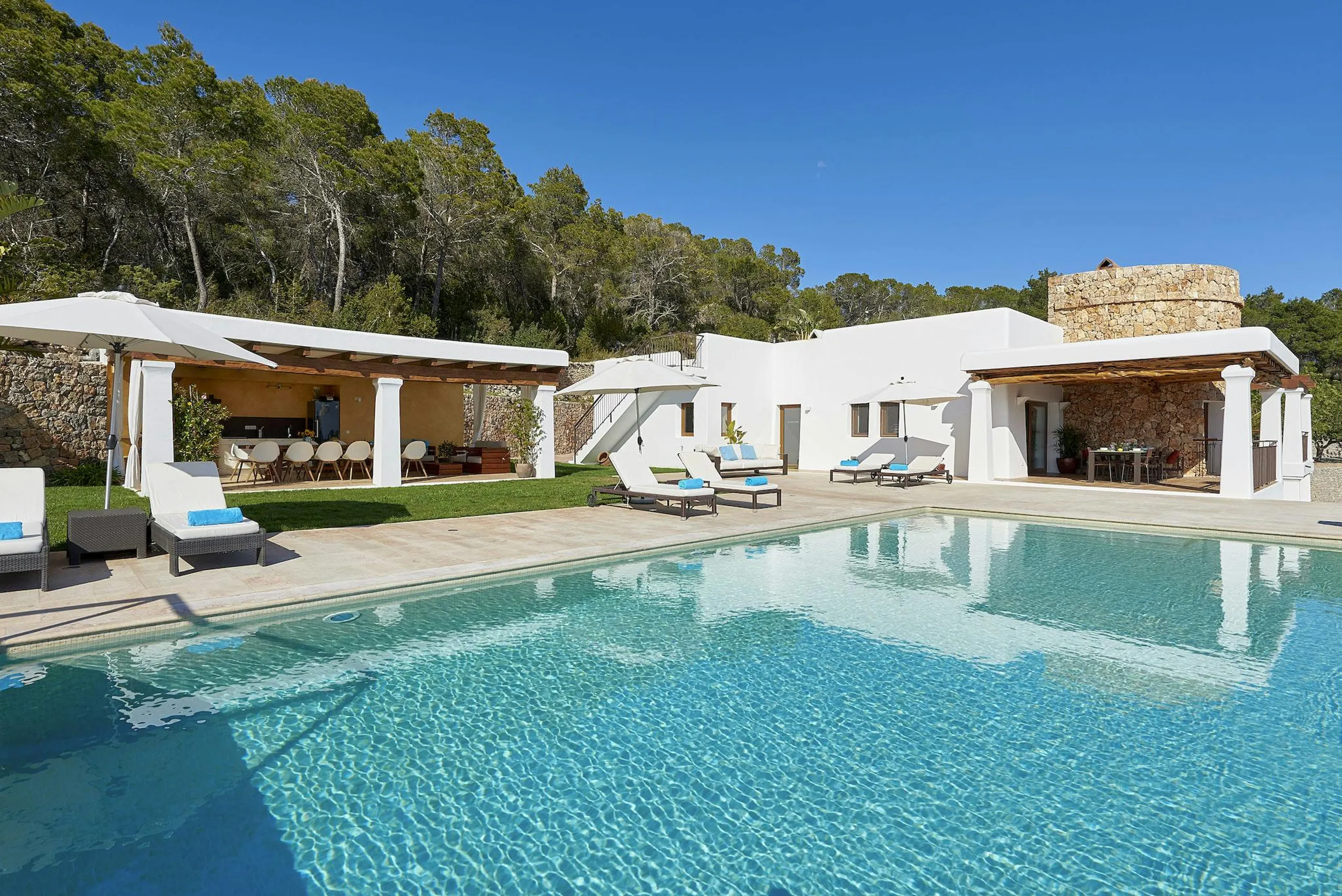 Resplendent Ibiza Estate with Infinity Pool and Outdoor Dining — photograph 11