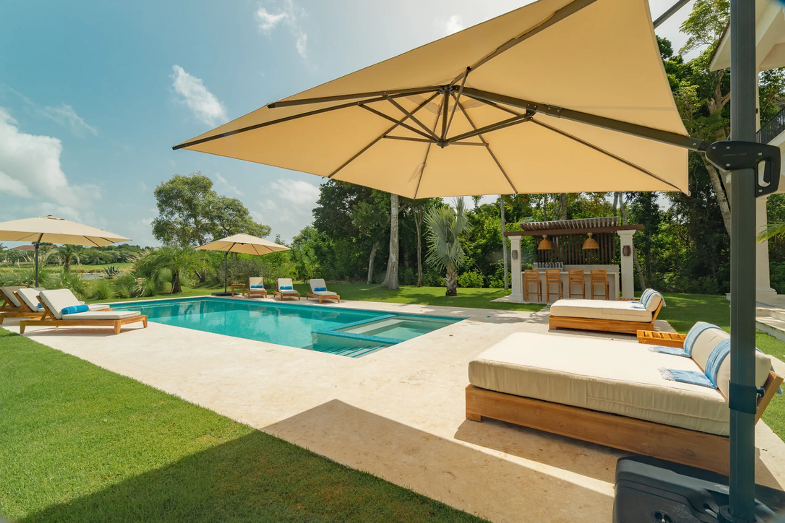 Graceful 7BDR Villa with Private Pool and Lake Views — photograph 4