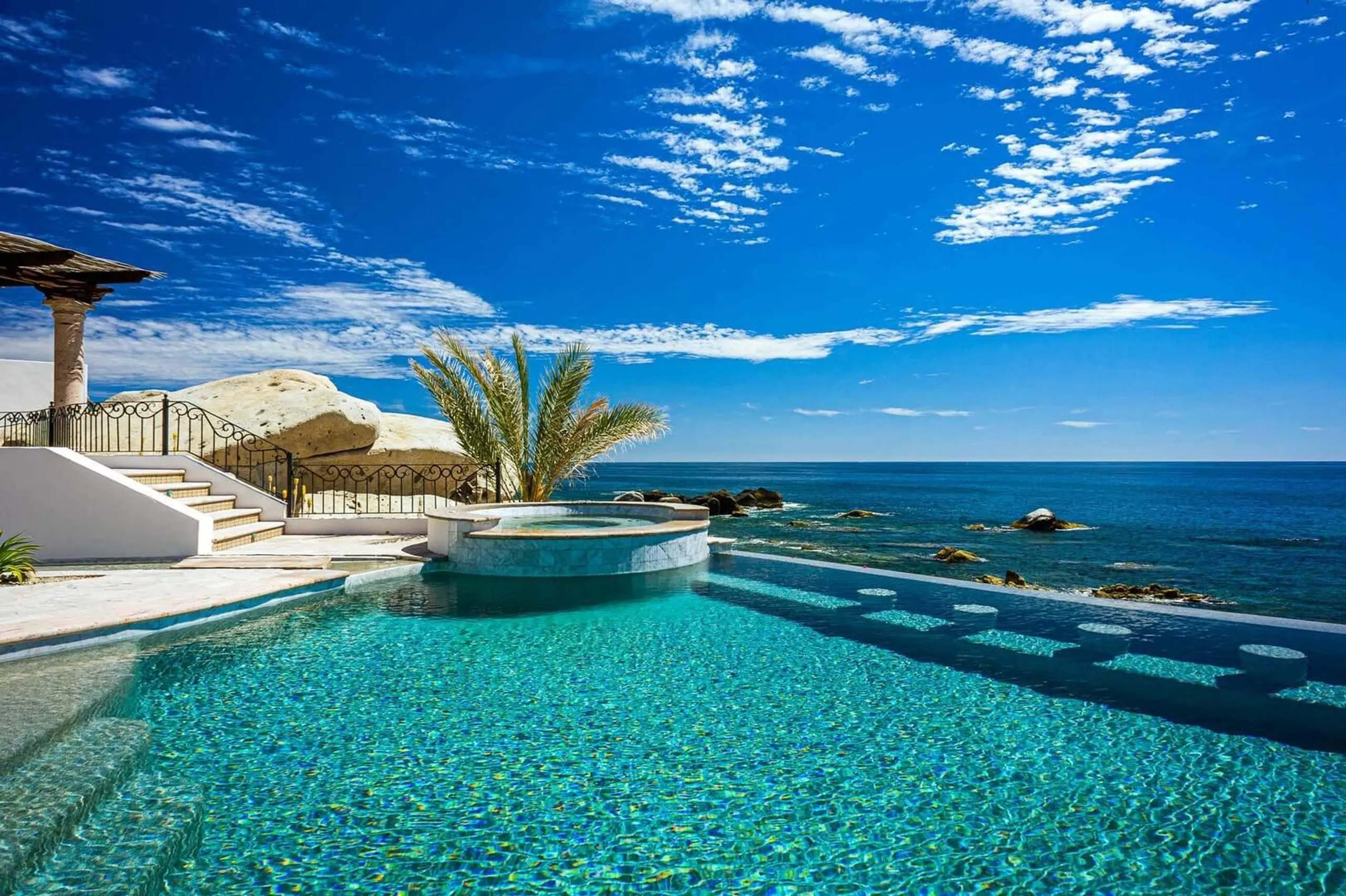 Deluxe Hacienda-Style Villa with Infinity Pool, Whale Watching and Private Beach Access — photograph 10
