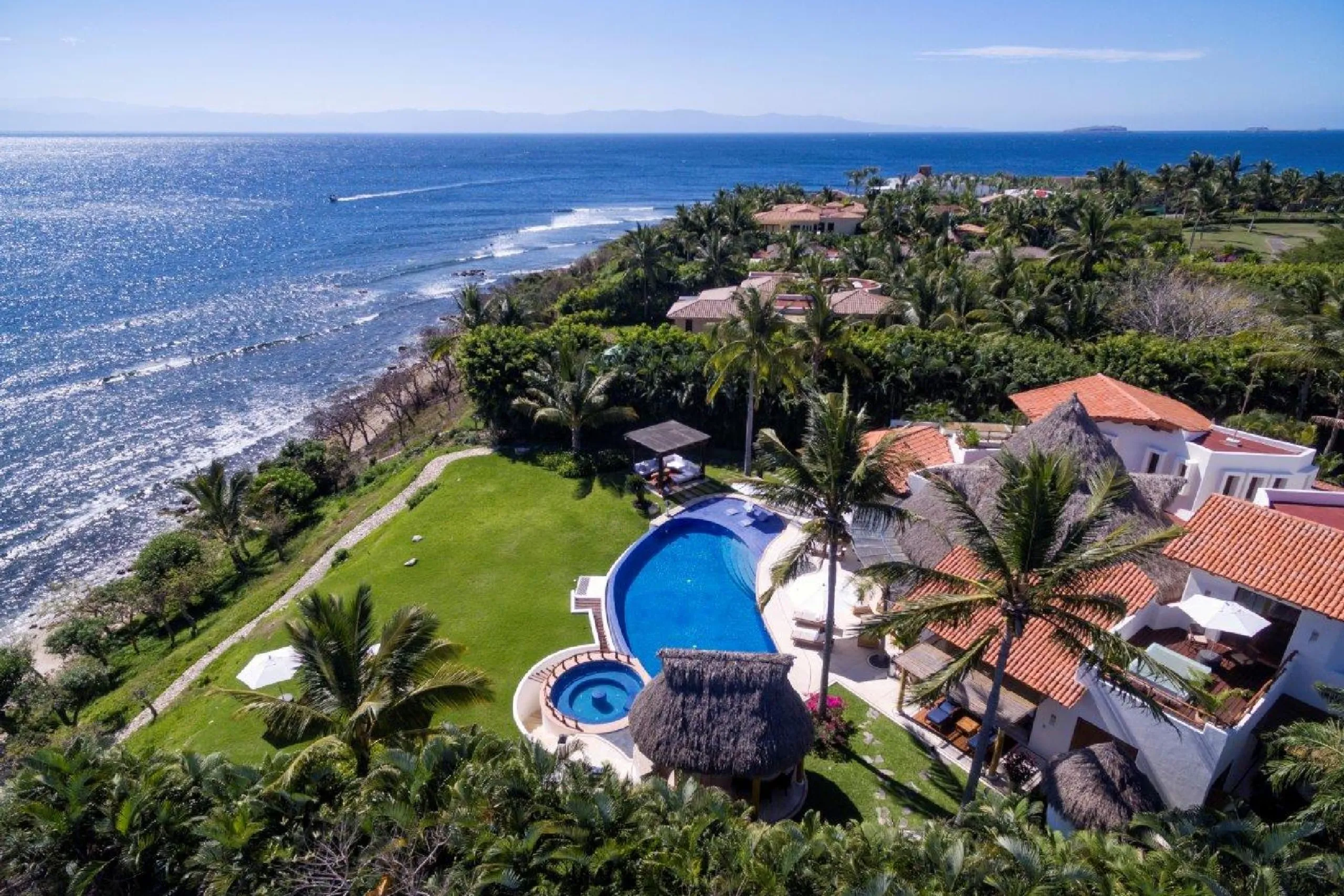 Magnificent Fully Staffed Luxury Beachfront Punta Mita Estate with Infinity Pool and Ocean Views — photograph 10