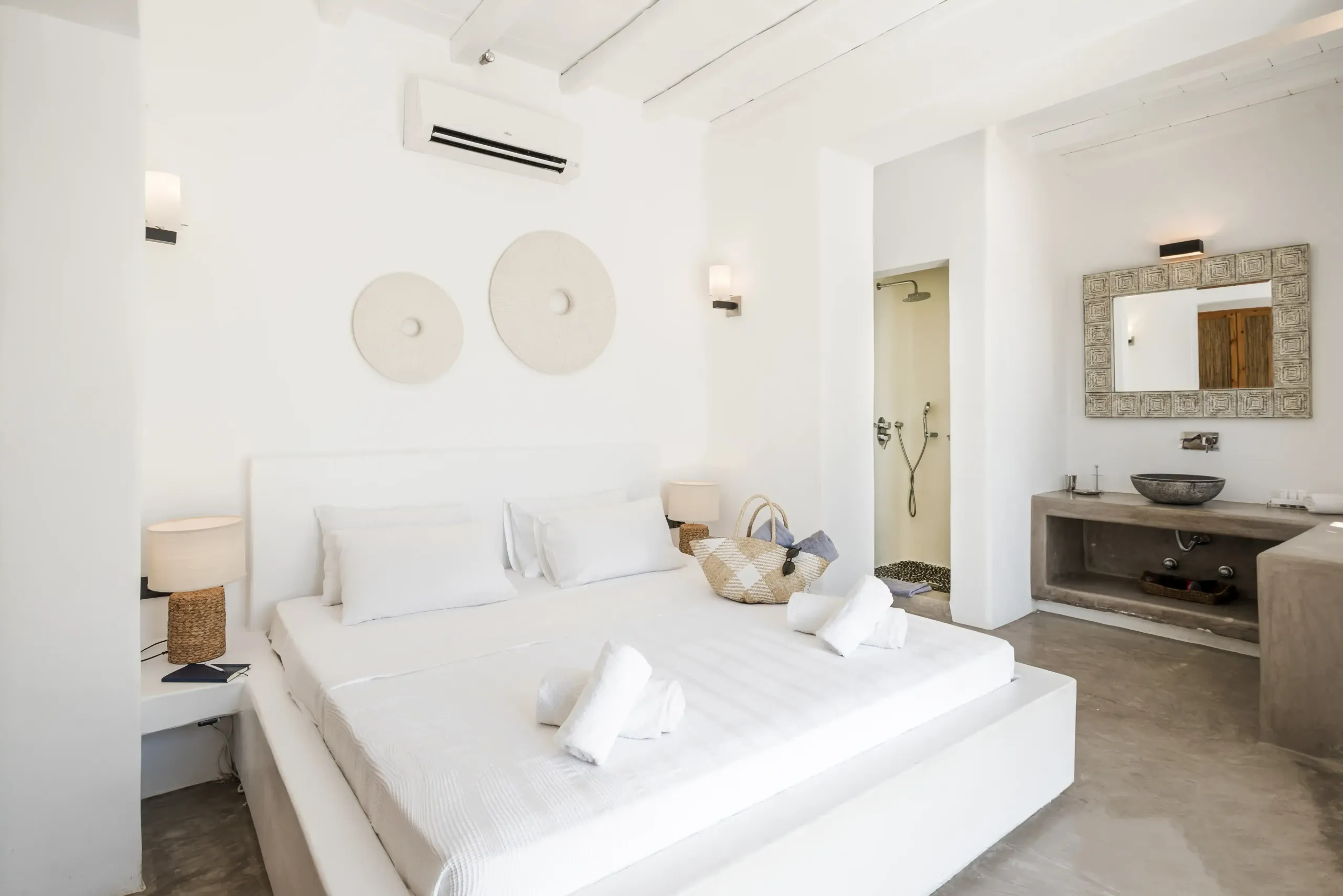 Stunning Cycladic Villa with Private Pool and Aegean Sea Views — photograph 11