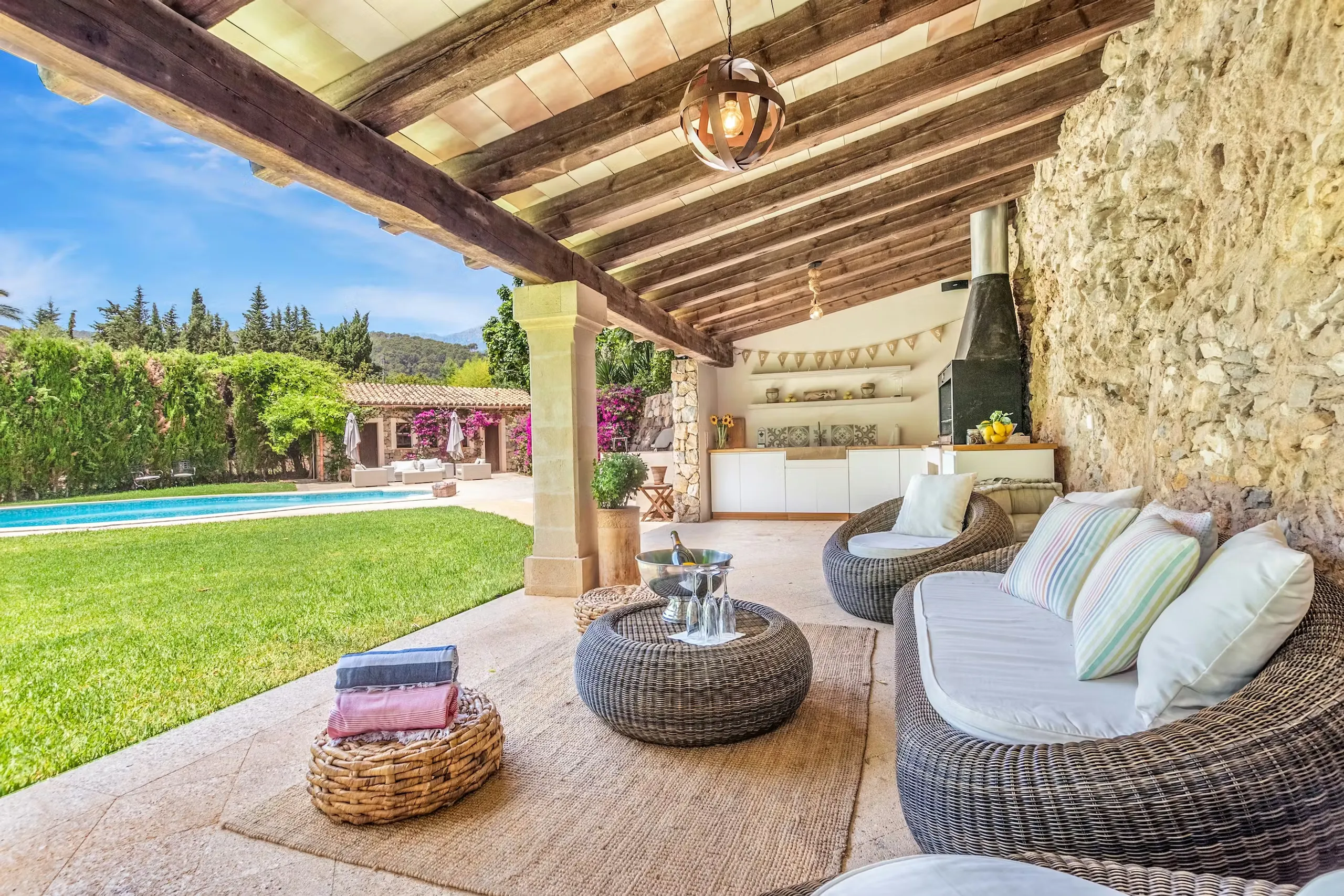 Rustic-Luxe Countryside Escape with Private Pool and Stunning Lush Gardens — photograph 4