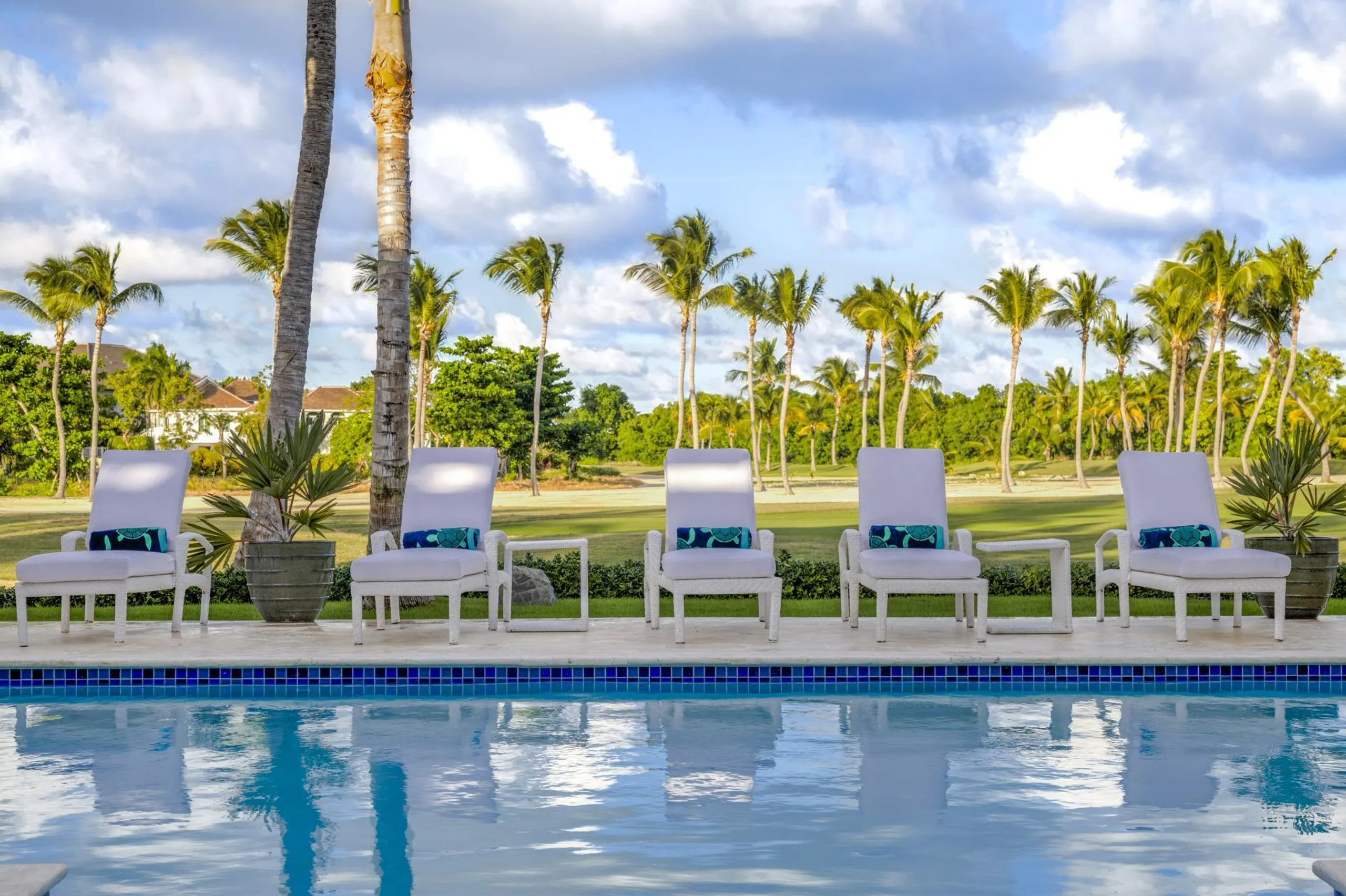 Serene Villa with Private Pool and Golf Course Views — photograph 3