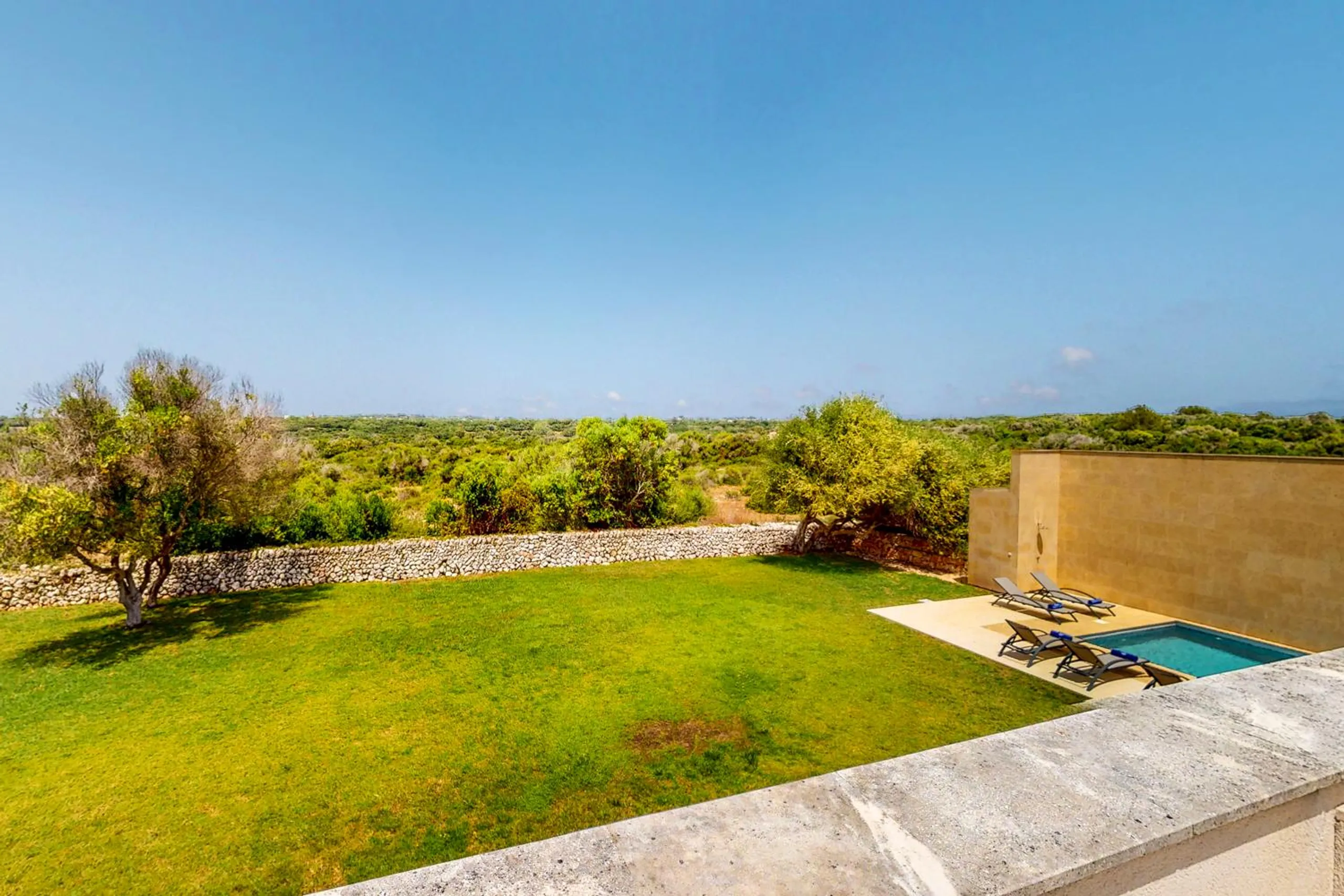Luxurious 5BR Villa with Private Pool and Breathtaking Sea Views — photograph 4