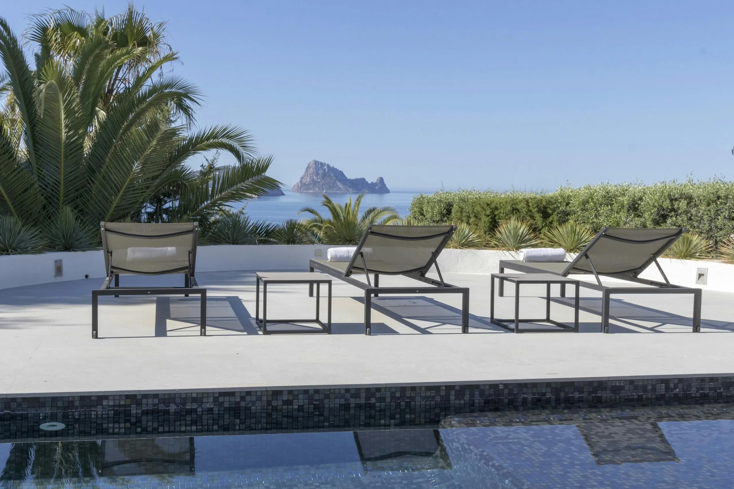 Deluxe Oceanview Villa in Ibiza with Infinity Pool and Sun Deck — photograph 7
