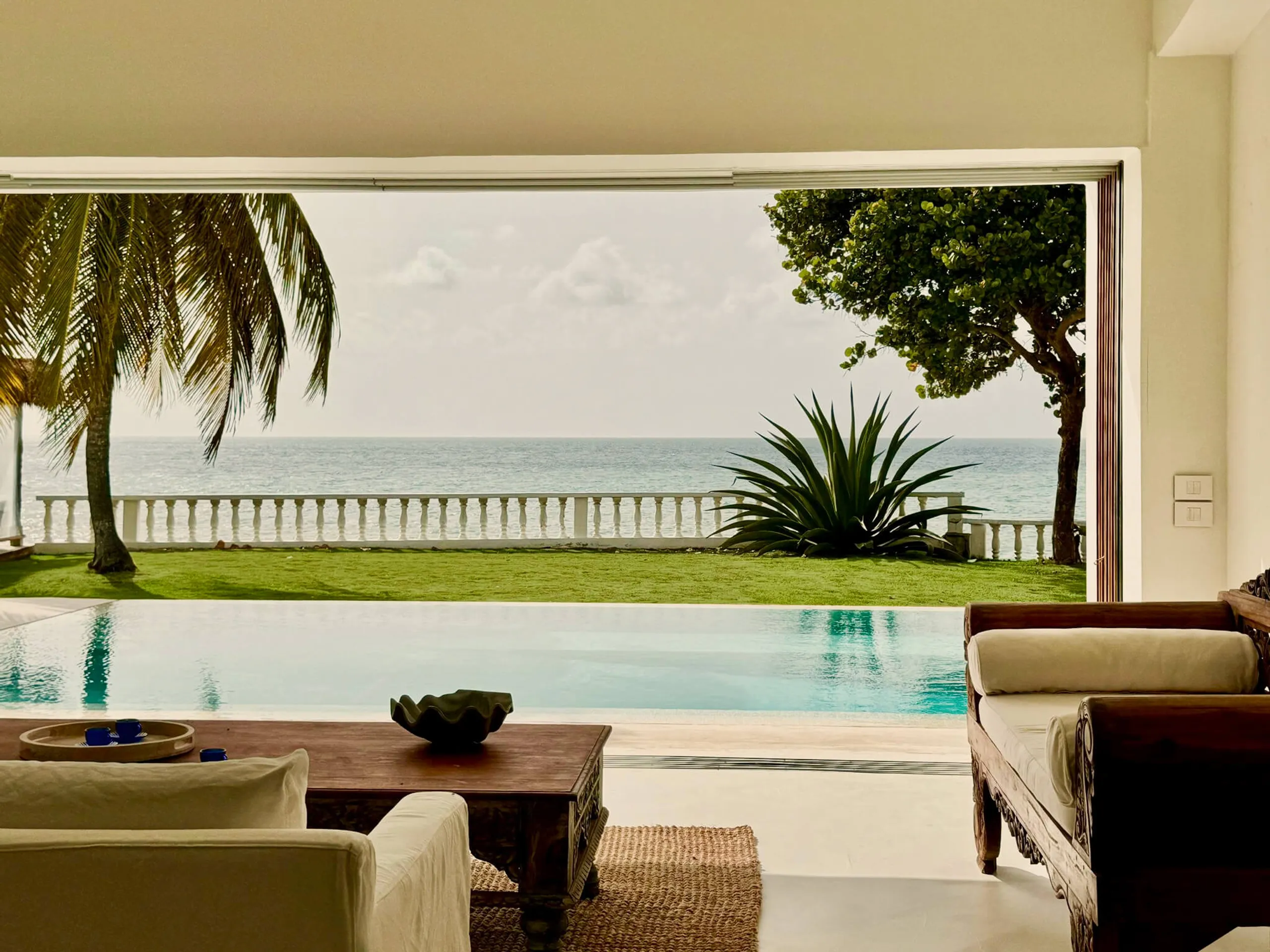 Waterfront Luxury Villa with Private Infinity Pool, Private Dock and Sea Access — photograph 4