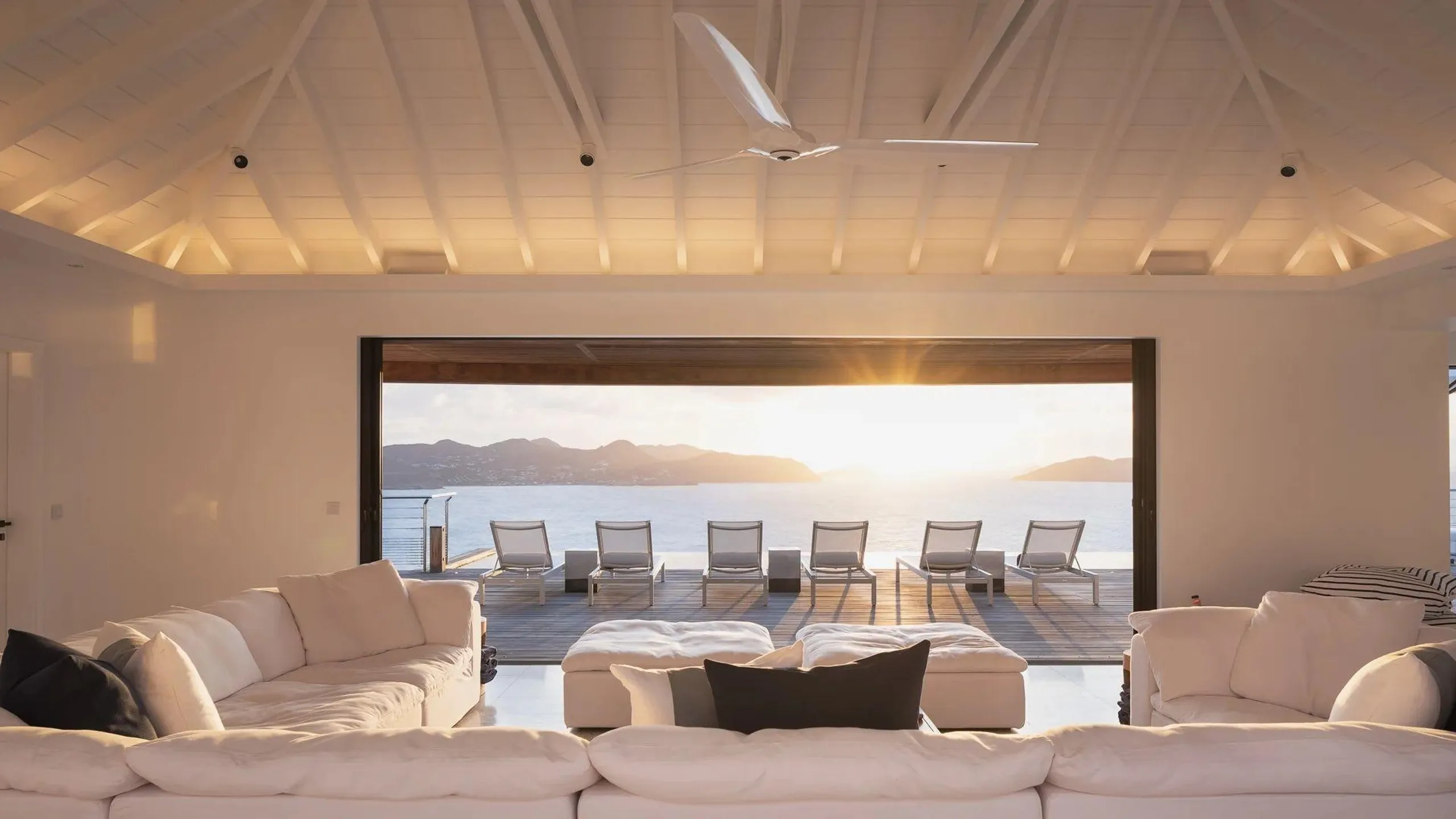 Sensational Seaside Villa with Infinity Pool — photograph 10