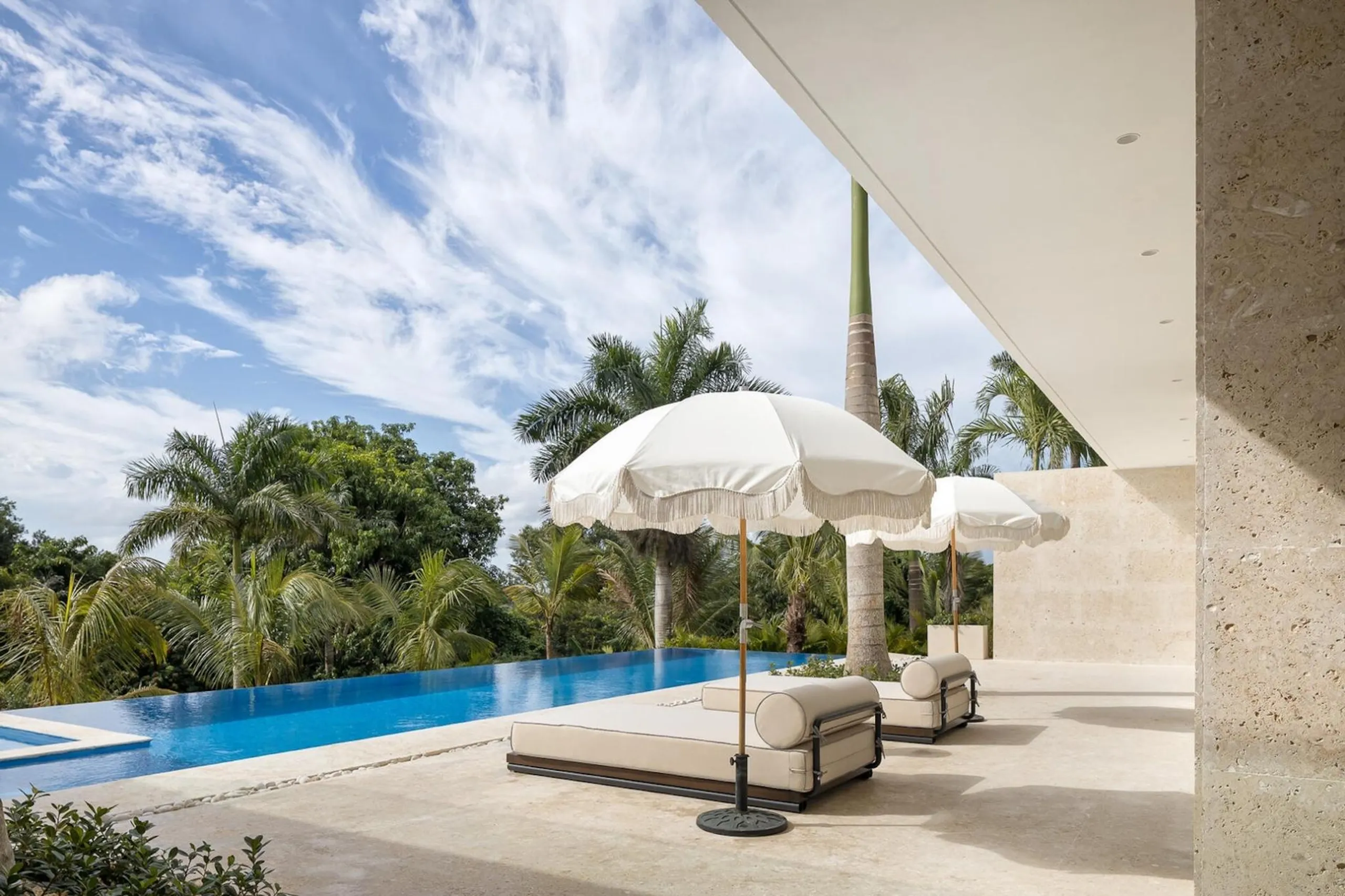 Splendid Contemporary Villa with Private Infinity Pool and Ocean Views — photograph 3