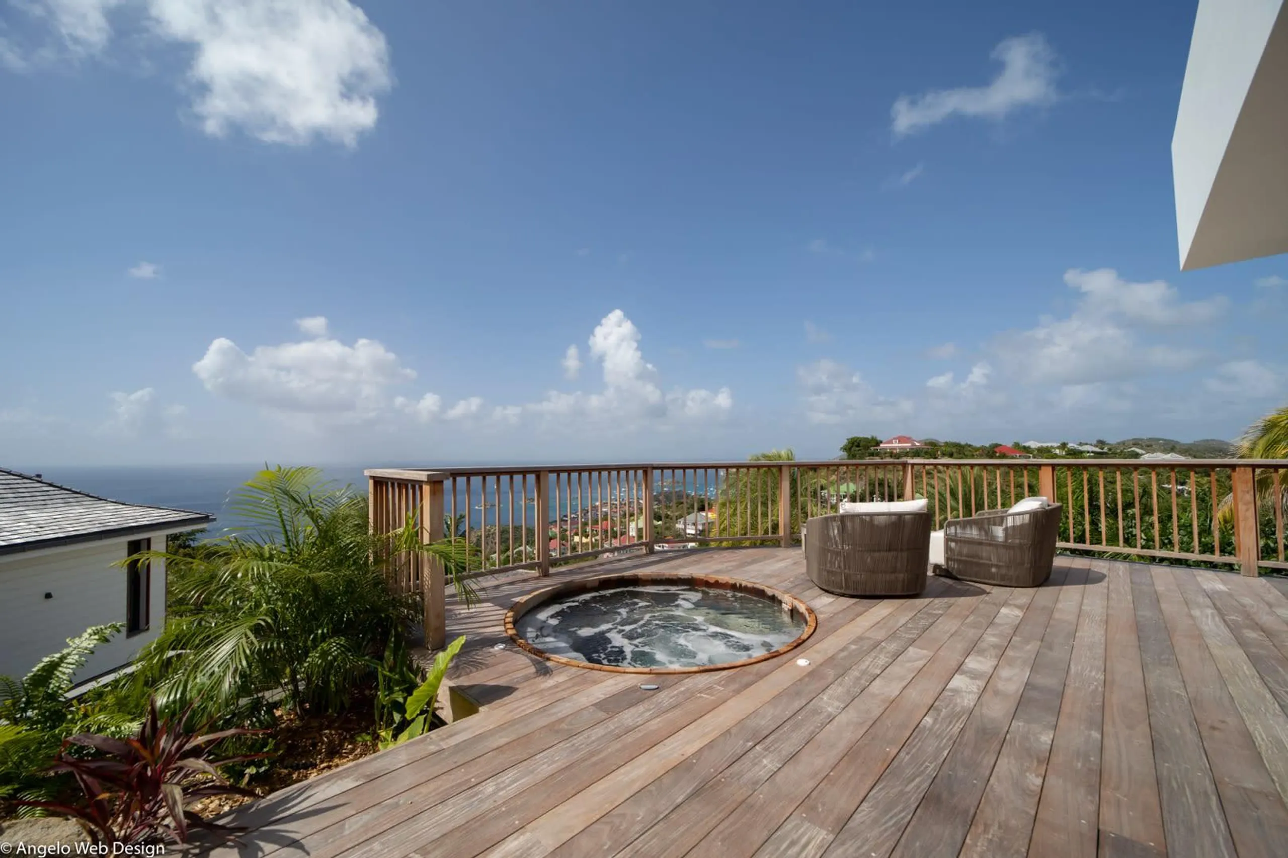 Chic Five-Bedroom Retreat with Infinity Pool, Jacuzzi, and Ocean Views — photograph 2