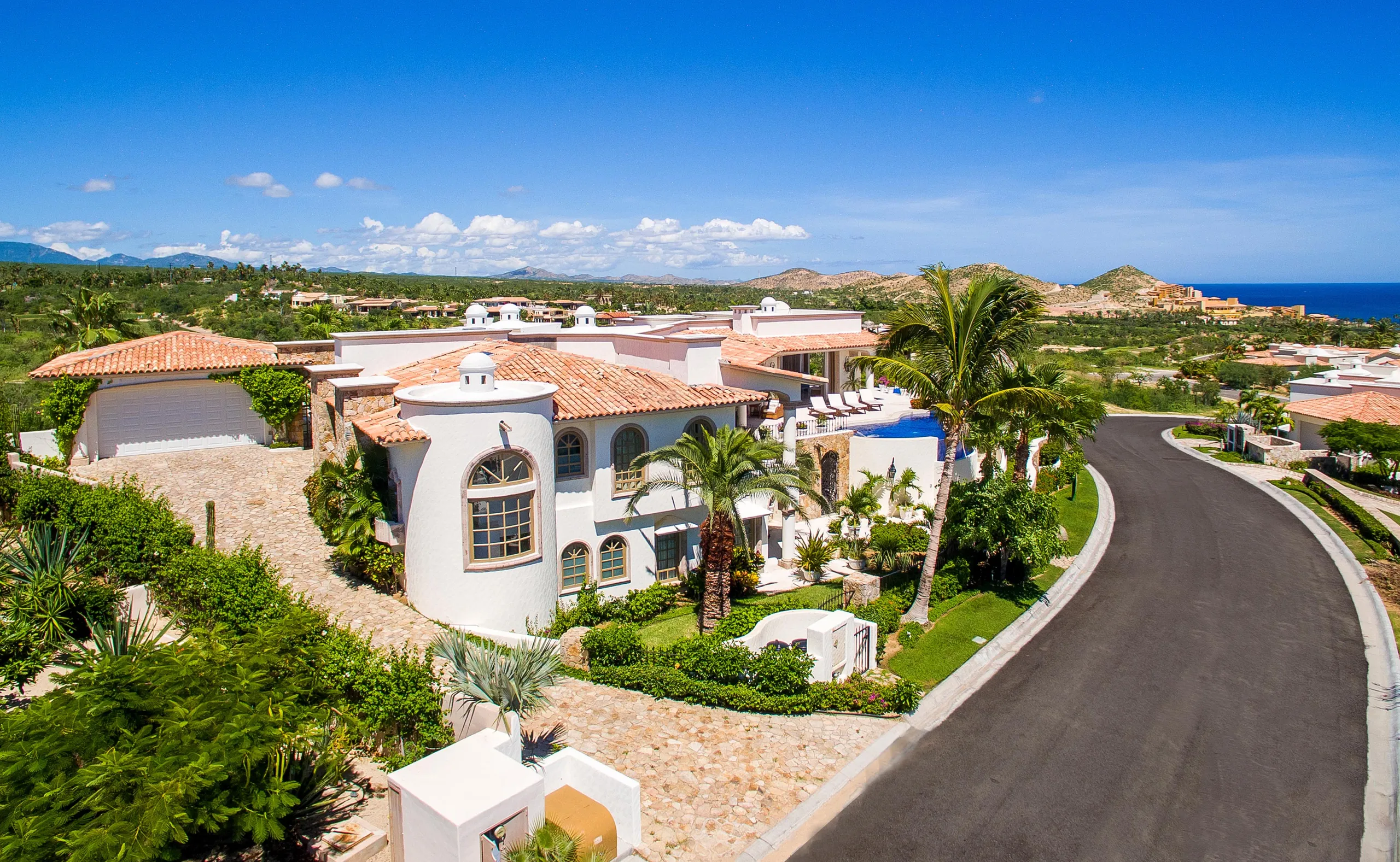 Prestige Oasis Villa with Infinity Pool, Jacuzzi, and Prime Ocean-View — photograph 7
