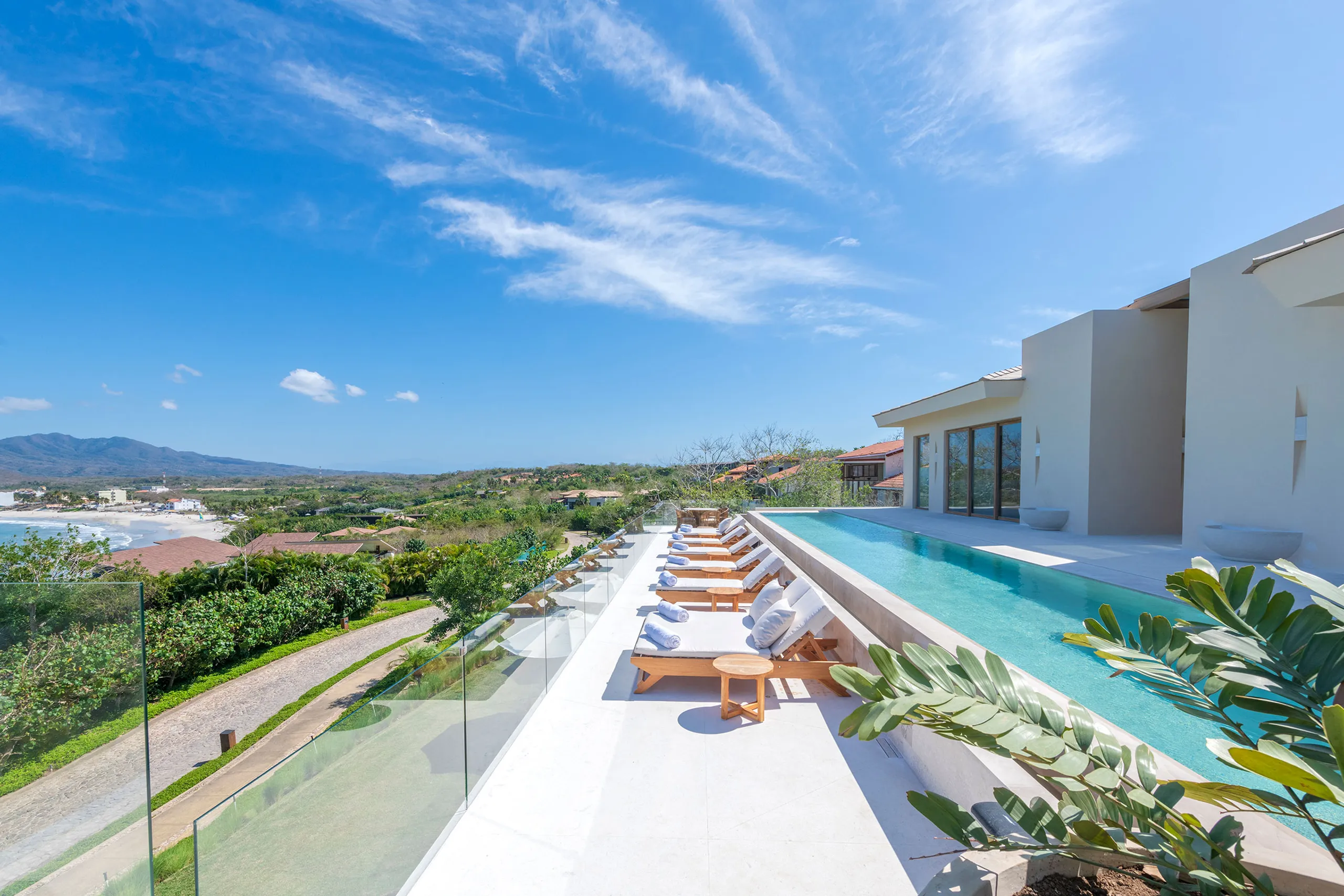 Majestic Oceanview Kupuri Estate with Infinity Pool, Golf Simulator, and Sauna with Ocean Views — photograph 2