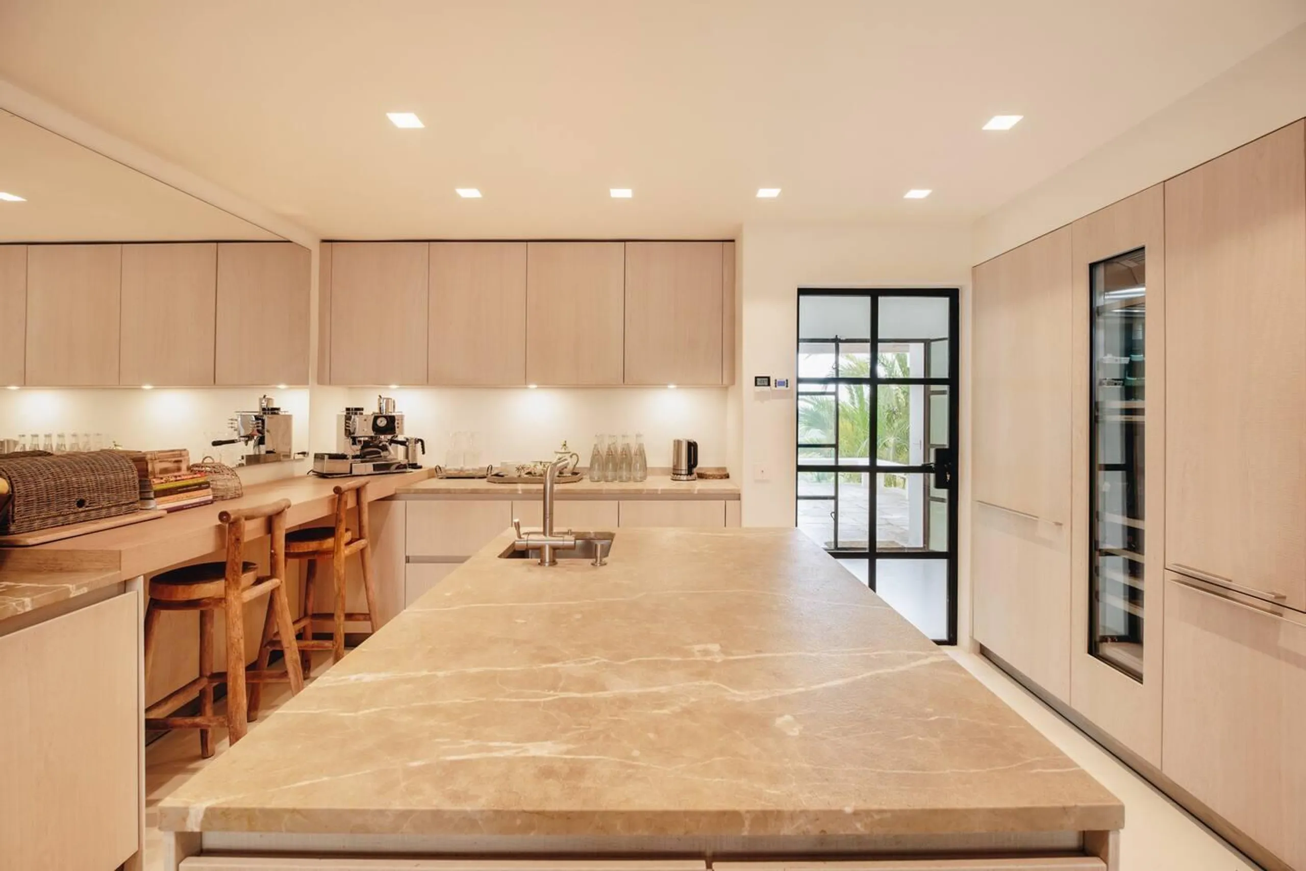 Captivating South Coast Villa with Pool and Breathtaking Views — photograph 12