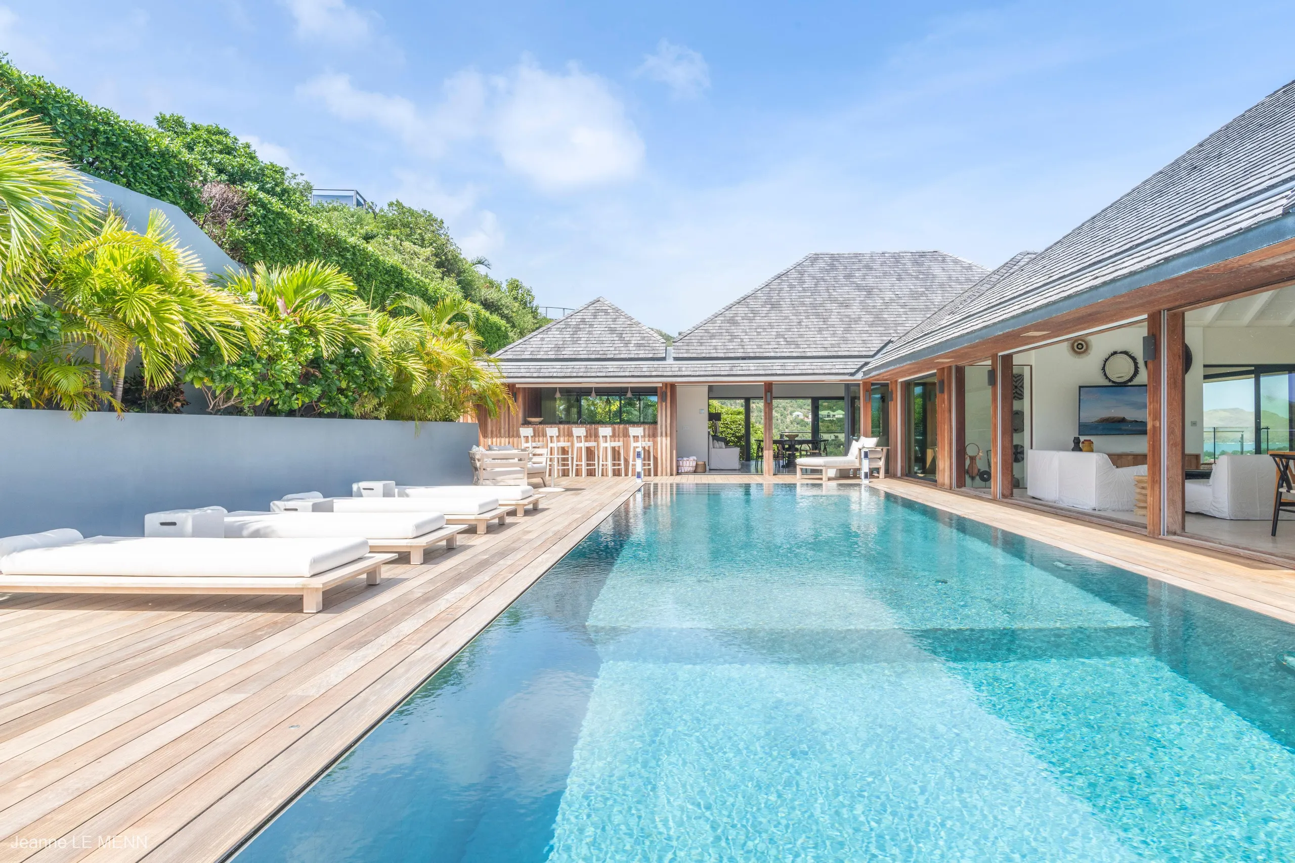 Palatial Beachfront Villa with Private Pool and Luxury Gazebo — photograph 2